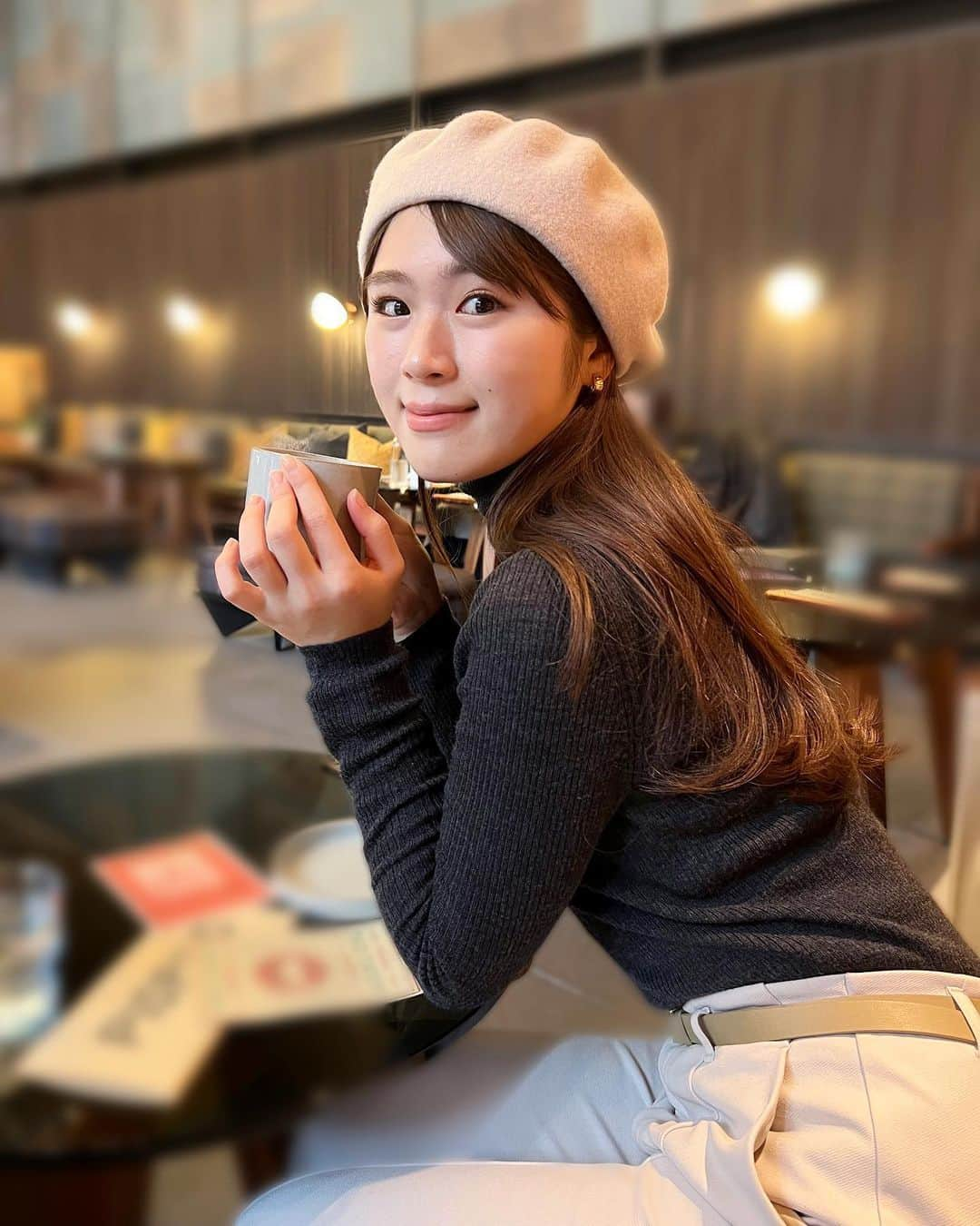 渋谷凪咲さんのインスタグラム写真 - (渋谷凪咲Instagram)「先日、カフェしました🥰  2年前からクローゼットで控えてはいましたが、 中々出番が回って来なかった ホワイトベレー帽ちゃんを引き連れて🥰笑  #写真撮るから背筋ピーンです♪笑 #寒い日 #あったかい飲み物 #大切 #でも一緒に行ってたお母さんは #アイスティー #寝巻きもいつも半袖 #心配💦笑笑 #でもとっても元気です！笑 #よかった〜♡笑」2月27日 18時53分 - nagisa_nikoniko