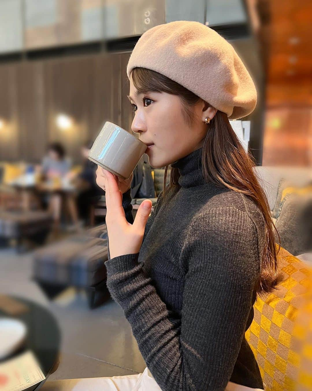 渋谷凪咲さんのインスタグラム写真 - (渋谷凪咲Instagram)「先日、カフェしました🥰  2年前からクローゼットで控えてはいましたが、 中々出番が回って来なかった ホワイトベレー帽ちゃんを引き連れて🥰笑  #写真撮るから背筋ピーンです♪笑 #寒い日 #あったかい飲み物 #大切 #でも一緒に行ってたお母さんは #アイスティー #寝巻きもいつも半袖 #心配💦笑笑 #でもとっても元気です！笑 #よかった〜♡笑」2月27日 18時53分 - nagisa_nikoniko