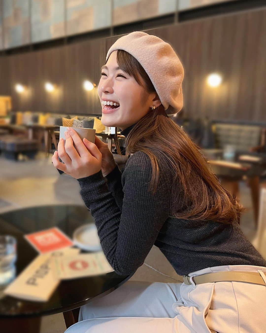 渋谷凪咲さんのインスタグラム写真 - (渋谷凪咲Instagram)「先日、カフェしました🥰  2年前からクローゼットで控えてはいましたが、 中々出番が回って来なかった ホワイトベレー帽ちゃんを引き連れて🥰笑  #写真撮るから背筋ピーンです♪笑 #寒い日 #あったかい飲み物 #大切 #でも一緒に行ってたお母さんは #アイスティー #寝巻きもいつも半袖 #心配💦笑笑 #でもとっても元気です！笑 #よかった〜♡笑」2月27日 18時53分 - nagisa_nikoniko