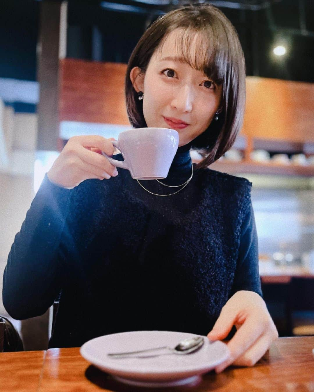 竹上萌奈のインスタグラム：「⁡また、洒落た#喫茶店 で茶をしばいちまったぜ ⁡ 今度は#コーヒー だぜ 正確には#シナモンカフェラテ だぜ おしゃれすぎだぜ でも、ほとんど#牛乳 だったぜ ⁡美味しかったけどな🐄  #ブラック が頼めるようになったら もっとおしゃれなんだぜ  #カフェ #カフェ巡り #大阪カフェ  #猫舌 #おこちゃま舌  ⁡#なぜかワイルド」