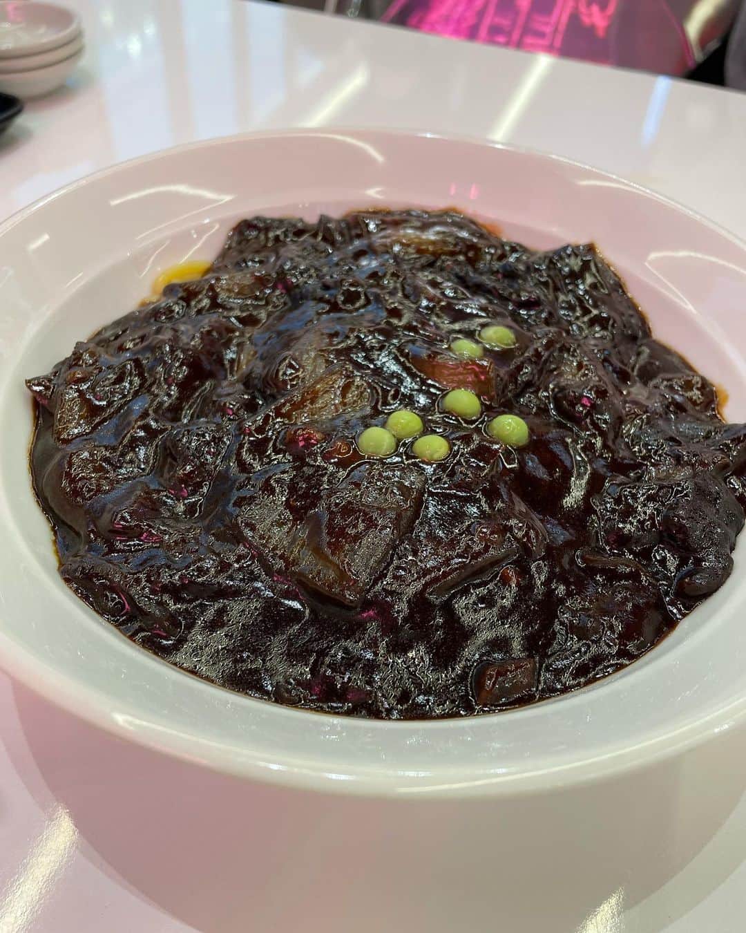 gram住道オペラパーク店のインスタグラム：「新大久保で大人気な韓国式中華料理店『チンチャル』🍜が関西初上陸！2022年11月1日OPENの新店舗日本で２店舗目みたいです。 リーズナブルでボリューム満点の韓国式中華は辛くないので、韓国料理の辛いのが苦手な方にも安心して食べれるのでオススメです！  やまろぐ3.55  #jinjjaru #チンチャル  #チンチャル_道頓堀#やまろぐ #道頓堀グルメ #大阪韓国料理 #大阪グルメ #大阪ランチ#大阪ディナー #道頓堀ランチ #大阪居酒屋 #難波グルメ #難波ディナー #難波ランチ #難波居酒屋 #なんばグルメ #なんばディナー #なんば居酒屋 #心斎橋グルメ #心斎橋ランチ #心斎橋ディナー #心斎橋居酒屋 #ミナミグルメ #道頓堀 #dotonbori #osakafood #osakagourmet #osakaeats  #難波  #大阪韓国料理店」