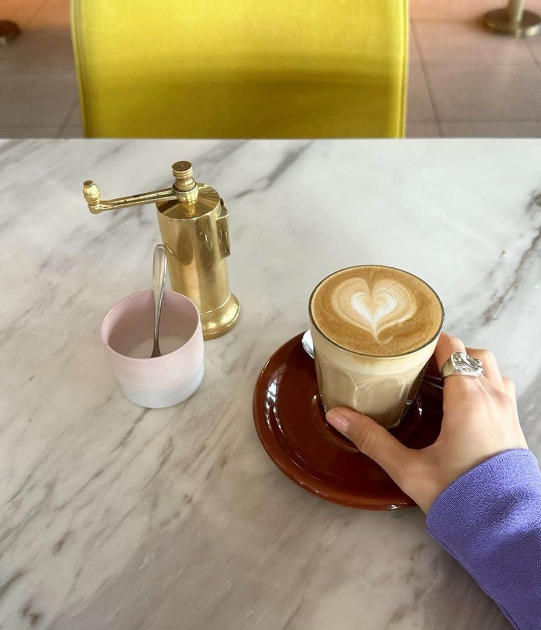 朝日奈央さんのインスタグラム写真 - (朝日奈央Instagram)「🫶🏼☕️ 毎朝こんなに美味しいカフェラテが飲めたら幸せだな~✨ いつかラテアートを自分で作れるようになりたい😋」2月27日 19時05分 - pop_step_asahi