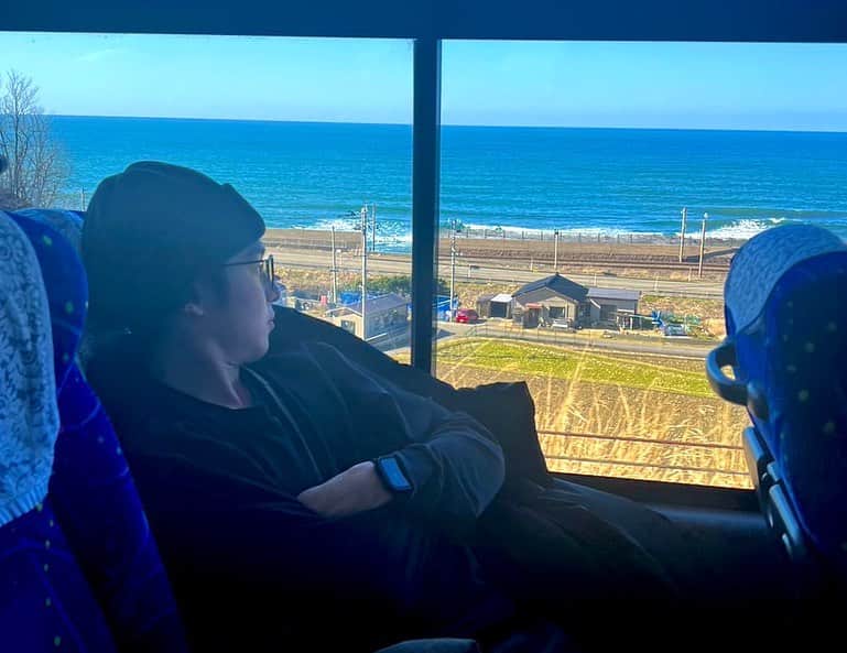 のインスタグラム：「_ 「旅」 ⁡ 田村心です。 ⁡ ⁡ 舞台『巌流島』 ⁡ ⁡ 金沢公演を終えて 次の地 新潟にやってきました。 ⁡ ⁡ ⁡ 皆でバス移動。 ⁡ ⁡ ⁡ 話したり、寝たり、ゲームしたり... ⁡ ⁡ なんだか修学旅行みたいでした。 ⁡ ⁡ ⁡ まずは 金沢公演 ありがとうございました。 ⁡ ⁡ ⁡ 皆さんからコメントでおすすめされた場所に行ったり 美味しいものもたくさん食べれました。 ⁡ ⁡ ⁡ 公演前に早起きして アップも兼ねて1人で毎日散歩していました。 ⁡ ⁡ ⁡ 朝から神社を巡って 御朱印いただきました。 ⁡ ⁡ ⁡ 金澤神社 尾山神社 石浦神社 広坂稲荷神社 宇多須神社 観音院 久保市乙剣宮 浅野川稲荷神社 ⁡ ⁡ ⁡ 行かせていただきました。 ⁡ ⁡ ⁡ 雪が降っていたり ⁡ 朝早かったからか 人がいない時間帯もあったりして ⁡ 心が落ち着く いい時間を過ごせました。 ⁡ ⁡ ⁡ 心を清めて 体も起こして そのまま公演をやる日々は幸せでした。 ⁡ ⁡ ⁡ ⁡ ⁡ 金沢満喫。 ⁡ ⁡ ⁡ ⁡ また来たいです。 ありがとうございました！ ⁡ ⁡ ⁡ 次は新潟です。 新潟のおすすめスポットやご飯教えてください。 ⁡ ⁡ ⁡ では！！！！」