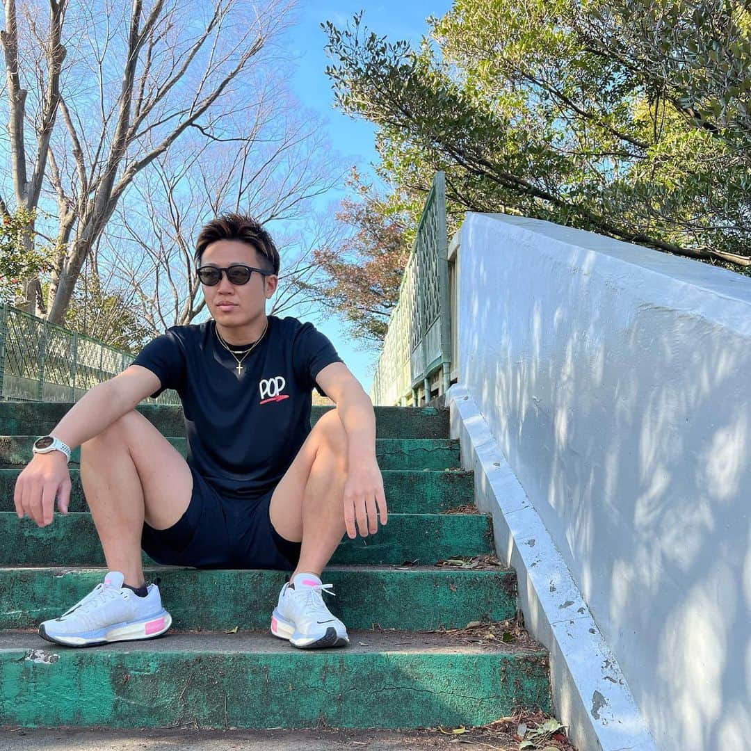 竹本カズキのインスタグラム：「YouTube登録者2万人突破記念ランニングウェア作りました💪👈 プロフィールにショップURLあるのでぜひ覗いてみて下さい♪  #ランニング初心者 #ランニングウェア #マラソン初心者 #マラソンウェア #ポップライン #東京マラソン2023」