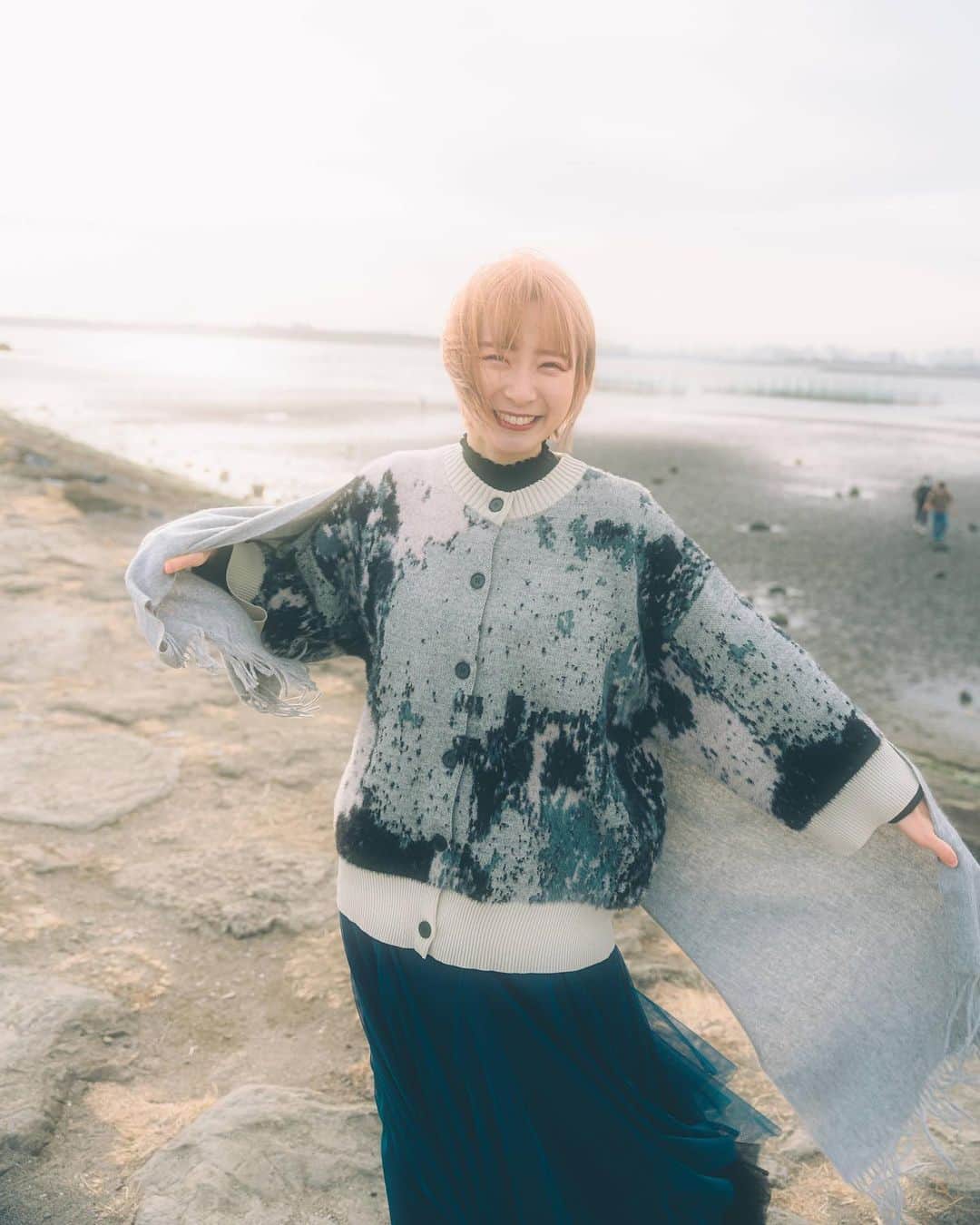尾林美月さんのインスタグラム写真 - (尾林美月Instagram)「🌬🌊❄️ 　 　 冬の海と。 風が強すぎて髪ボサボサ不可避だったけど、それもまた味？ 母に借りたストールがいい感じです🧣」2月27日 19時13分 - mizuki_obayashi