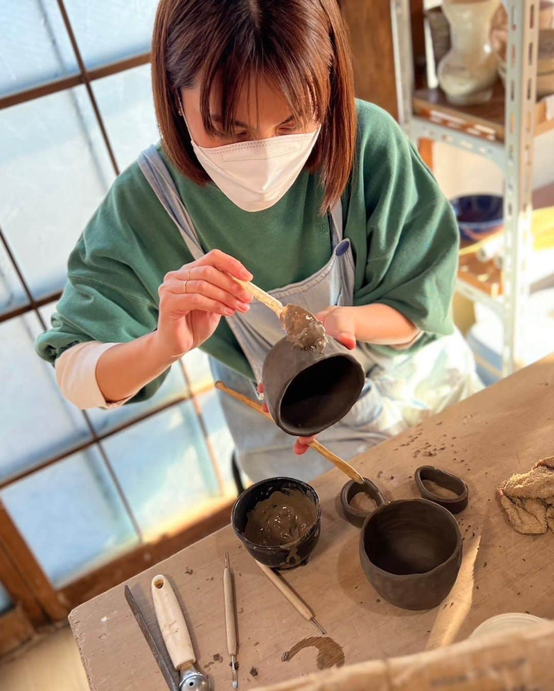 林えみりのインスタグラム：「今日陶芸に行ったら7点も焼き上がっていました🌈  6枚目の写真のやつ、どう見ても和菓子の道明寺😂🌸　 春だからちょうどいいですね…笑  焼き上がったものとは別に今日は マグカップ二つと花瓶を作りました。  1枚目の写真はマグの取っ手をつけてるところ。難しいです、、  なかなか上手になりませんが 先輩方や先生と一緒に好きな事をして過ごす ということがなによりも楽しいです、、、、💕  #趣味#陶芸#マグカップ#hobby #pottery」