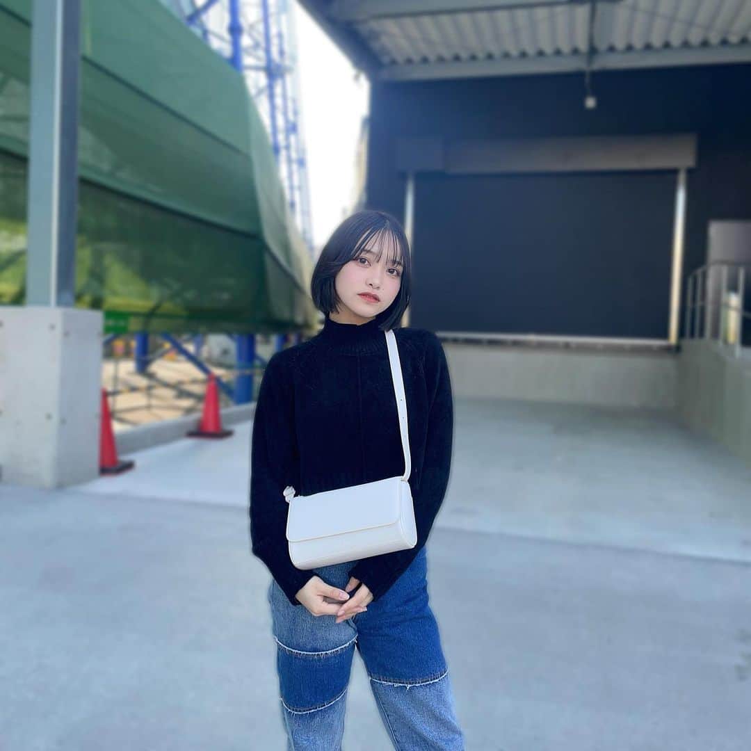 のインスタグラム：「@standoil さんから可愛いバッグが届きましたっ💙🤍 ・ ・ 1枚目:Butter bag, Classic 長方形バッグ クリーム 2枚目:Coco bag スクエアミニバッグ スカイブルー　  この絶妙な色合いがすっごく好み🥺 ・ ・ 見た目以上にたくさん入ってすごく便利っ♪ ・ ・ 2/27〜3/5まで10%offのセールもやってるみたいなのでぜひ覗いてみてね✌︎ これからたくさん使おっっ ・  https://m.jp.standoil.kr/  ・ ・ #STANDOIL #韓国ファッション #バッグ #トートバッグ #ハンドバッグ #ショルダーバッグ #ボブ #韓国コーデ #韓国ヘア」