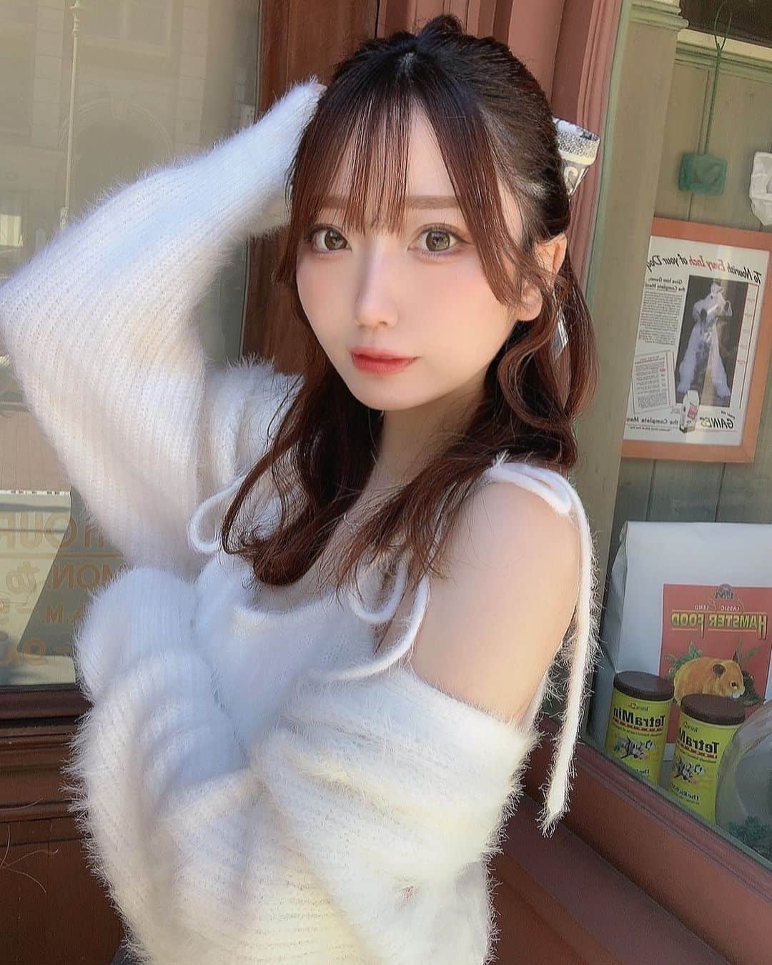 柳田なつみのインスタグラム：「ハーフアップ🐾 ・ ・ #ユニバ　#春服　#白ニット　#肩出しニット　#ハーフアップ　#ヘアアレンジ　#ミディアムヘア　#ミディアムヘアアレンジ」