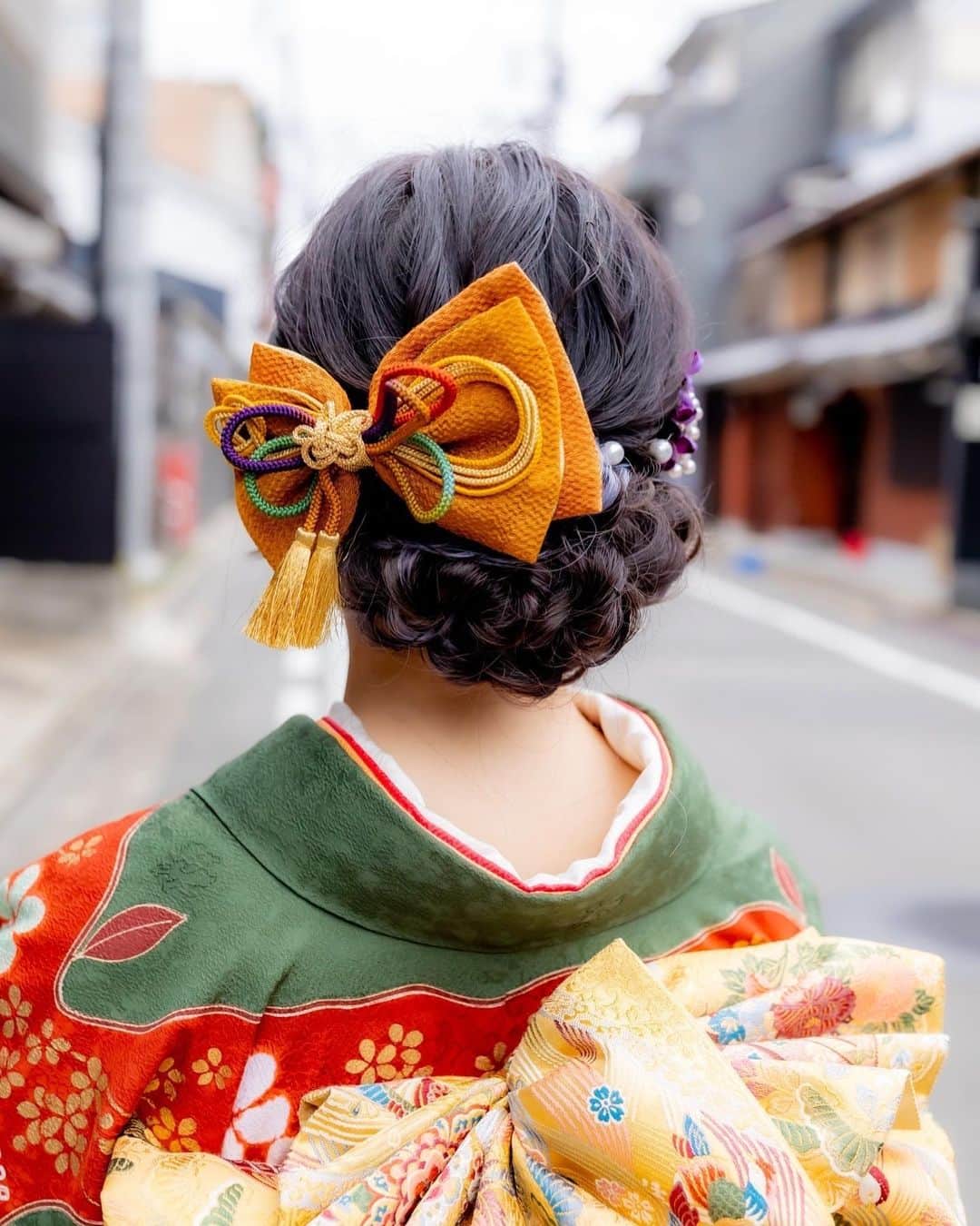 京都ヘアセット&着付け専門サロン夢館(ゆめやかた) さんのインスタグラム写真 - (京都ヘアセット&着付け専門サロン夢館(ゆめやかた) Instagram)「こんにちは、夢館です♪  先日のお客様のお写真です！ ボリュームのあるシニヨンが可愛らしいヘアスタイルです 髪飾りのリボンをサイドにつけることで前からのお写真も素敵に映りますよ☺️🤍  🌱ご予約はTOPのURLから🌱  #ヘアアレンジ#ヘアセット#ヘアスタイル#ヘアカタログ#京都ヘアサロン#京都セットサロン#着物レンタル夢館#夢館#yumeyakata#ヘアセット京都#お呼ばれヘア#振袖ヘア#ルーズヘア#振袖ヘアアレンジ#振袖前撮り#京都前撮り#振袖後撮り#前撮りヘア#成人式ヘア#成人式ヘアセット#成人式前撮り#成人式後撮り#振袖レンタル#着物ヘア #シニヨンヘア #アップスタイル」2月27日 19時18分 - yumeyakatabeauty