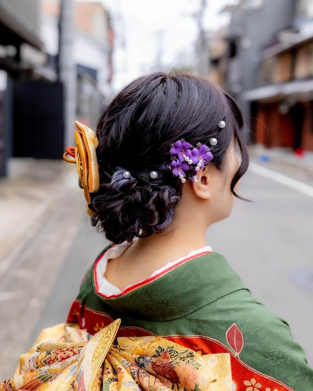 京都ヘアセット&着付け専門サロン夢館(ゆめやかた) さんのインスタグラム写真 - (京都ヘアセット&着付け専門サロン夢館(ゆめやかた) Instagram)「こんにちは、夢館です♪  先日のお客様のお写真です！ ボリュームのあるシニヨンが可愛らしいヘアスタイルです 髪飾りのリボンをサイドにつけることで前からのお写真も素敵に映りますよ☺️🤍  🌱ご予約はTOPのURLから🌱  #ヘアアレンジ#ヘアセット#ヘアスタイル#ヘアカタログ#京都ヘアサロン#京都セットサロン#着物レンタル夢館#夢館#yumeyakata#ヘアセット京都#お呼ばれヘア#振袖ヘア#ルーズヘア#振袖ヘアアレンジ#振袖前撮り#京都前撮り#振袖後撮り#前撮りヘア#成人式ヘア#成人式ヘアセット#成人式前撮り#成人式後撮り#振袖レンタル#着物ヘア #シニヨンヘア #アップスタイル」2月27日 19時18分 - yumeyakatabeauty