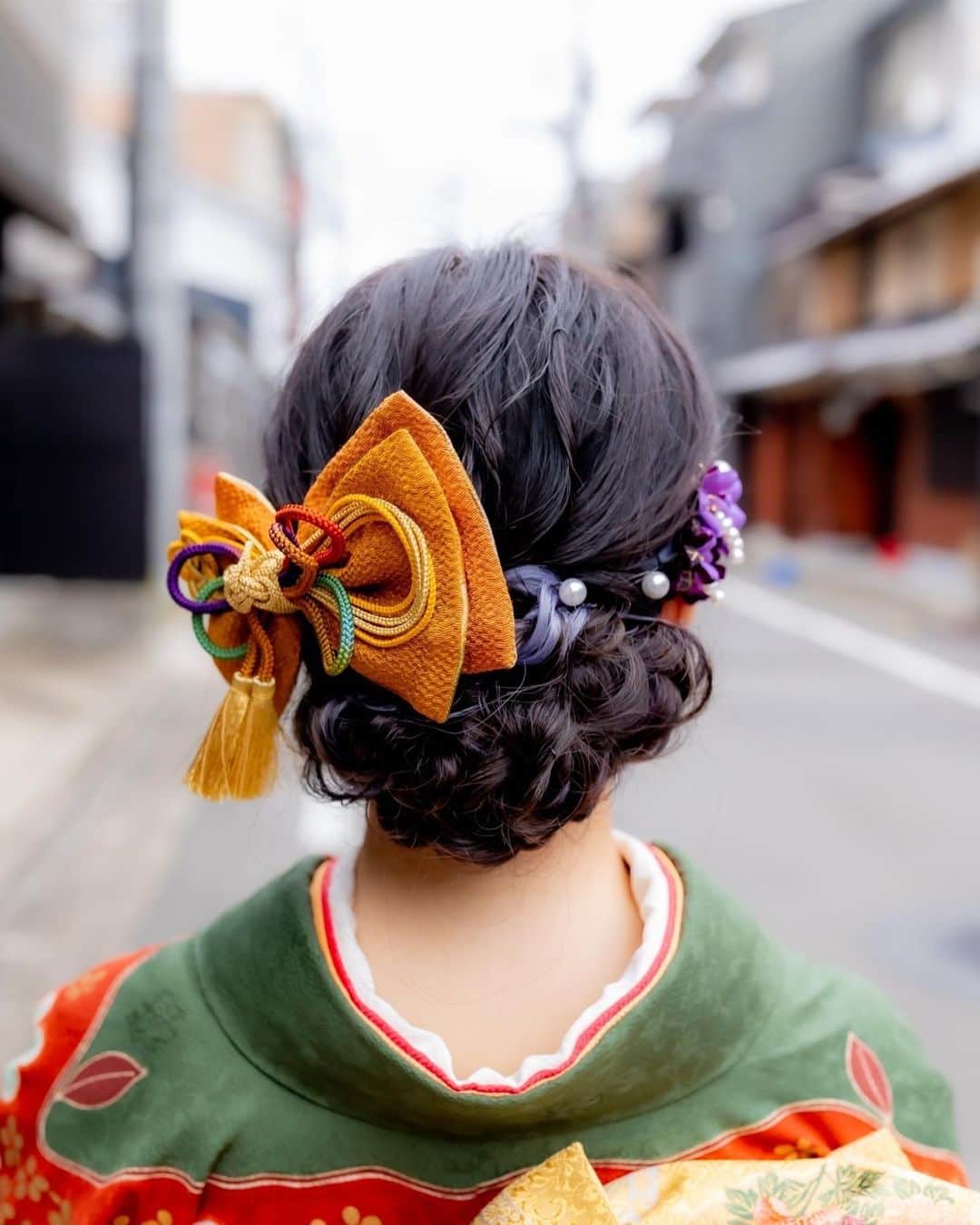京都ヘアセット&着付け専門サロン夢館(ゆめやかた) のインスタグラム：「こんにちは、夢館です♪  先日のお客様のお写真です！ ボリュームのあるシニヨンが可愛らしいヘアスタイルです 髪飾りのリボンをサイドにつけることで前からのお写真も素敵に映りますよ☺️🤍  🌱ご予約はTOPのURLから🌱  #ヘアアレンジ#ヘアセット#ヘアスタイル#ヘアカタログ#京都ヘアサロン#京都セットサロン#着物レンタル夢館#夢館#yumeyakata#ヘアセット京都#お呼ばれヘア#振袖ヘア#ルーズヘア#振袖ヘアアレンジ#振袖前撮り#京都前撮り#振袖後撮り#前撮りヘア#成人式ヘア#成人式ヘアセット#成人式前撮り#成人式後撮り#振袖レンタル#着物ヘア #シニヨンヘア #アップスタイル」