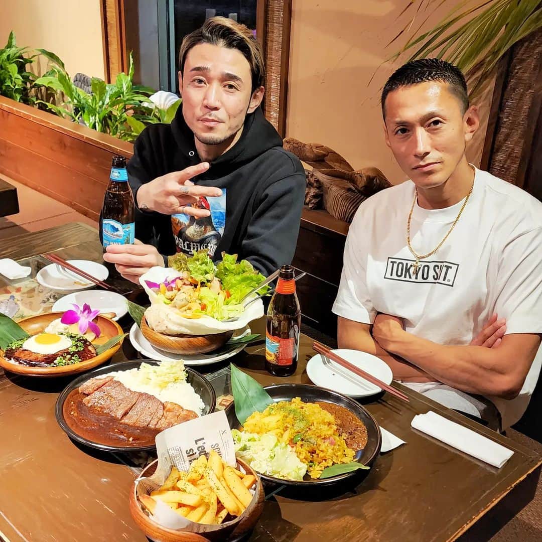 のインスタグラム：「ゆーじさんとサンアロハでご飯食べた 子供の頃からデートでよく使ってたお店 湘南横浜回りでドライブして 最後に山下公園のサンアロハでご飯 そんなお店を貸し切りにしてくれて のんびりご飯食べられる日が来るなんて 子供の頃の自分に 自慢したい気分だったよ(笑) 美味しいし雰囲気が素敵 明日からワクワクがいっぱい YouTubeもバチバチ上げるんで 見てください #サンアロハ #高垣勇二」