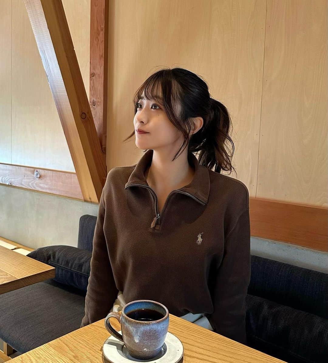 島崎由莉香さんのインスタグラム写真 - (島崎由莉香Instagram)「☕️  コーヒーはブラック派です☺︎  このラルフのハーフジップかわいい🤎  #古着 #古着女子 #古着コーデ #古着女子コーデ #ラルフ #ラルフローレン #ラルフコーデ #ラルフローレンコーデ #ハーフジップ #ハーフジップコーデ #茶色コーデ #ポニーテール #ポニーテール女子 #カフェ巡り #コーヒーショップ #ralphlauren #ralph #ポロラルフローレン」2月27日 19時28分 - yurika_shimazaki