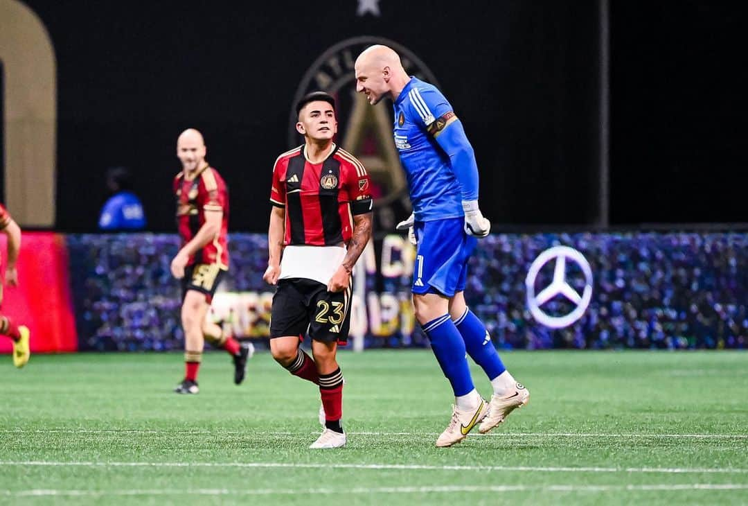 ブラッド・グザンさんのインスタグラム写真 - (ブラッド・グザンInstagram)「Nothing better than being back in @mercedesbenzstadium with that winning feeling!! @atlutd  #3points 🔴⚫️ 💪💪」2月28日 1時00分 - bguzan