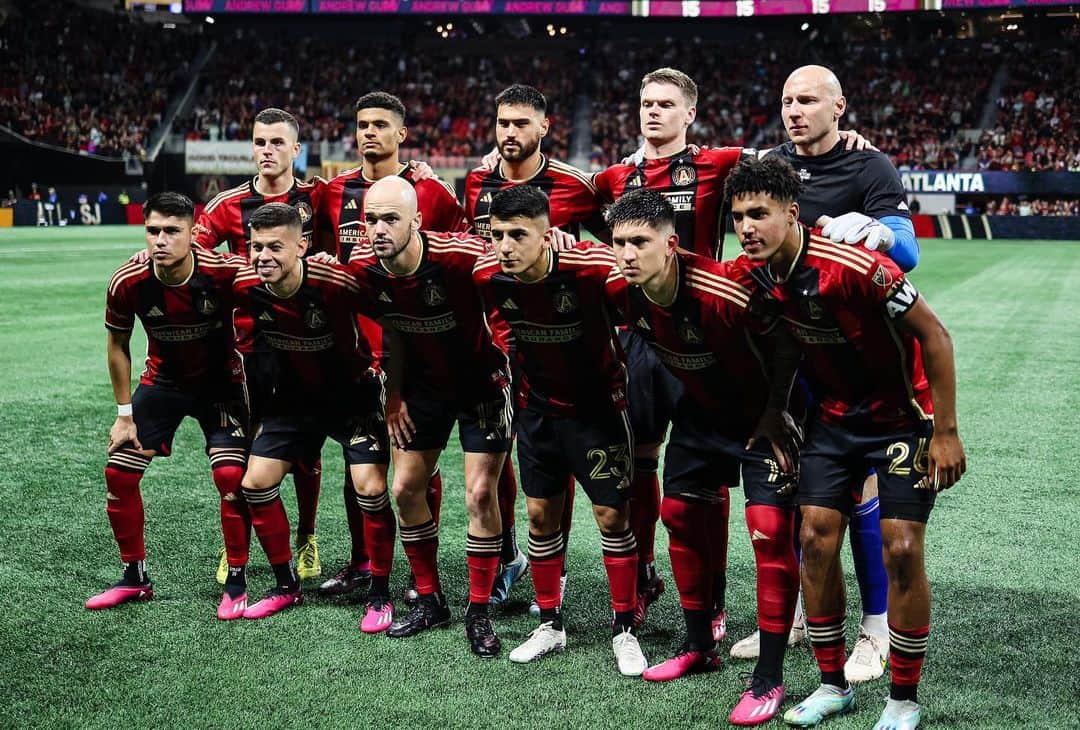 ブラッド・グザンさんのインスタグラム写真 - (ブラッド・グザンInstagram)「Nothing better than being back in @mercedesbenzstadium with that winning feeling!! @atlutd  #3points 🔴⚫️ 💪💪」2月28日 1時00分 - bguzan