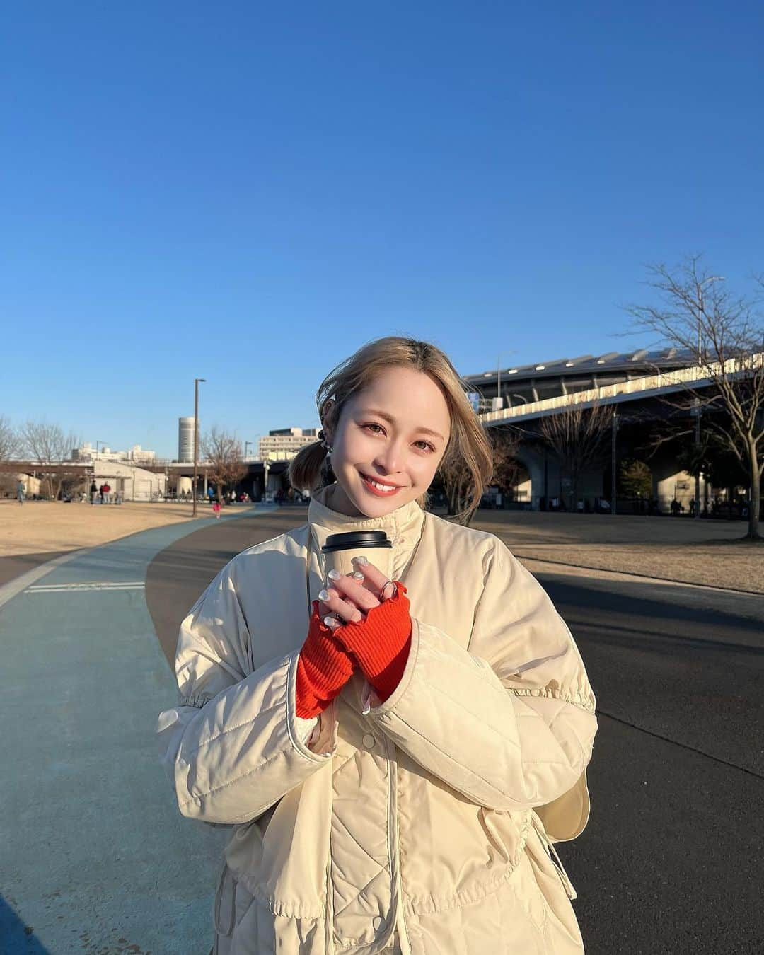 じゅりのインスタグラム：「🤍  昨日すごい快晴だったᐠ( ᐢᐤᐢ )ᐟ 天気がいいと気持ち良いね〜🥺  #横浜 #yokohama #新横浜公園 #dayoff #休日 #休日コーデ #カジュアルコーデ #ホワイトコーデ #ハイトーンカラー #ハイトーン #ヘアアレンジ #空 #快晴」