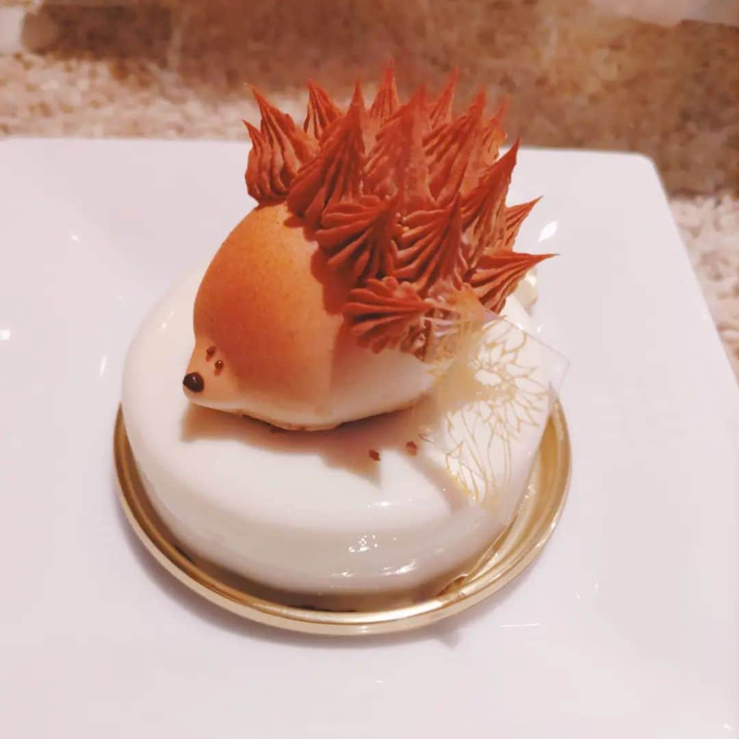 桜井彩のインスタグラム：「気になってたお店のケーキ♥  #オクシタニアル #ケーキ #カフェ #水天宮 #人形町」