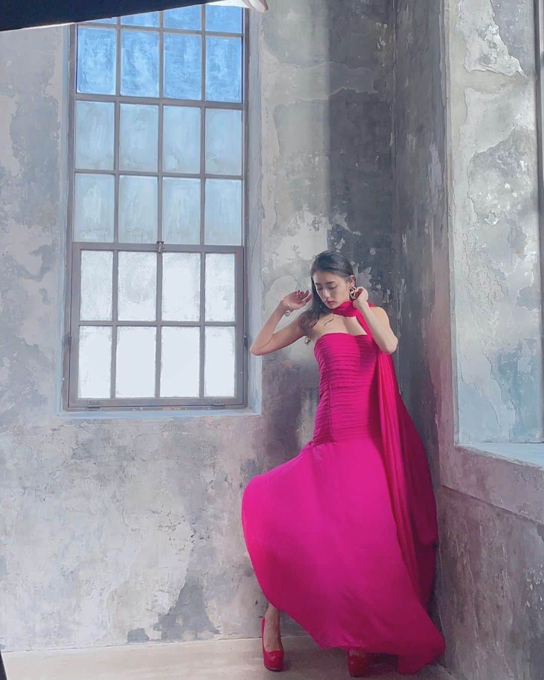 片山萌美のインスタグラム：「🪷  beautiful dress  #片山萌美写真集m  #moemikatayama  #オフショット」