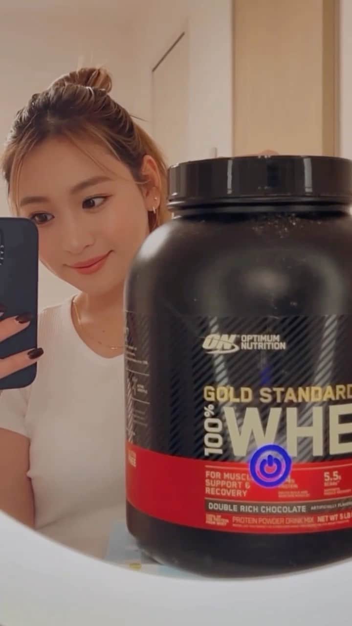 のインスタグラム：「- 最近のhealth care🌿  髪も、お肌も、爪もすべてプロテイン 体作りにはとーっても大事なプロテイン！  意識して取らないと、 普段の食事じゃ意外と足りてないから、 運動後はもちろん、 栄養補給として日常的に飲んでるよ！ チョコ味で美味しいから、 小腹が空いた時にも👍🏻🤍  Optimum Nutritionは、35年以上にわたり、 世界中のアスリートやフィットネス愛好家の方々に 愛されてきた信頼あるブランド💡 良質な原材料だけを使い、 定期的に品質検査を行なっているから安心品質です✔︎  こういうのって日本だとなかなか手に入らないけど、iHerb @iherbjapanese だとサプリやオーガニック商品が、ほんとーに種類豊富で、簡単にオンラインで注文できるのも嬉しくてつい使っちゃう...❣️  こちらの商品はiHerbで購入可能で、定期便もあります🌈そして最近は特別価格になって、海外の人気プロテインがめちゃくちゃお手頃価格になっていますよー✨✨✨   #iherb #iherb愛用品 #oprimumnutrition #pr」
