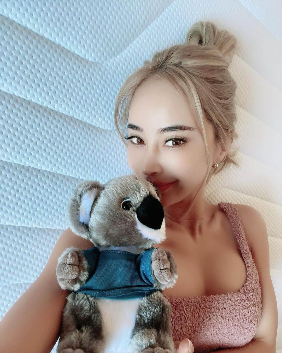 荒木さやかさんのインスタグラム写真 - (荒木さやかInstagram)「コアラマットレス♡ @koala.jp 届いて数週間が経ちました🐨 寝付きが鬼悪い私なんだけど、マジで1日目から１回も起きる事なく爆睡🤣嘘じゃないよ、ホントだよ‼︎ その日から驚く程ちゃんとしっかり睡眠取れてます🥰 前の寝具も自分にあうように選んだつもりなのに全然違った🙏🏽 とあるお宿で実際にコアラマットレスで寝て、気になりすぎてgetしました♡ 上質な睡眠は本当に大事🔥 人生の3分の1は睡眠だっていうもんね☺︎ 硬さも選べるし、トライアルで120日返品もあるから是非睡眠難民の方はチェックしてみてほしい🥺✨ @koala.jp  #コアラマットレス #睡眠改善 #睡眠」2月27日 19時54分 - araki_sayaka