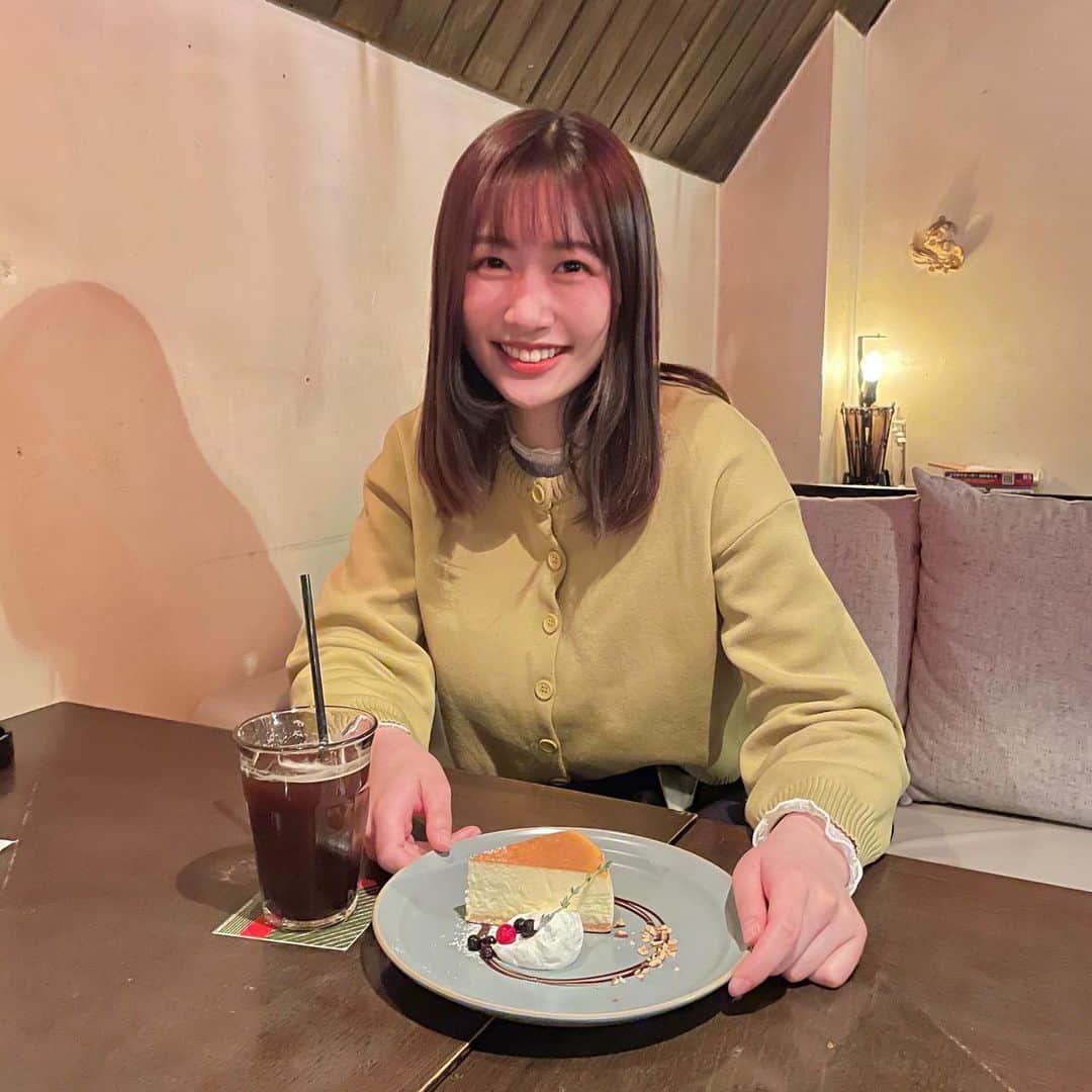 平野詩乃のインスタグラム：「☕️🧀 素敵なカフェがたくさんあるもんだなあ  今日もコーヒーとチーズケーキ。 幸せ〜〜〜🤤  #カフェ巡り #東京カフェ #新宿カフェ #チーズケーキ #coffeetime #coffeebreak」