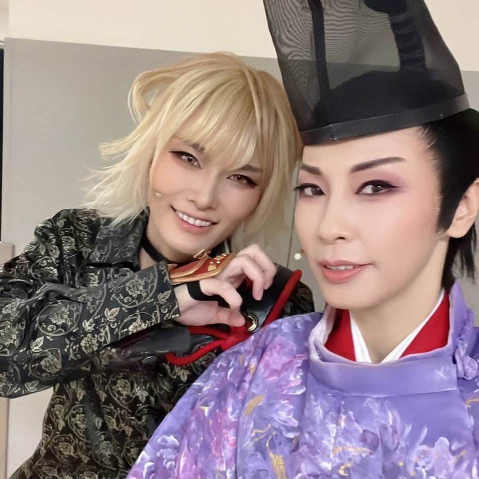 瀬戸かずやさんのインスタグラム写真 - (瀬戸かずやInstagram)「舞台『刀剣乱舞』禺伝 矛盾源氏物語 千秋楽から1週間経ってしまいました、、 昨年からこの舞台のために駆け抜けてきたので 何だかふわふわした毎日を過ごしています。。 が、身体は正直で笑 色々頑張ってきたもんな、、とのことで、 あちこちメンテナンスをしながらも元気に過ごしています！ ⁡ ⁡ 思い出投稿① 今回は刀剣男士のみなさまと✨ ⁡ ほとんど皆さん顔見知りでしたが、 同じ時期に宝塚に在籍していたとはいえ、組が違うと一緒に芝居したり、長く共に過ごすことはなかったので、こんなにも濃い時間を一緒に過ごせて、作品を作ることができてとても嬉しかったです！ ⁡ ◉歌仙兼定役#七海ひろき さんの温かくて優しいお人柄がこのカンパニーの座長としていてくださるだけで安心しました！ ラストの顔近づけてのお芝居、、毎日心が震えました！昨年に引き続き、またひとつ作品を一緒に作れてとても嬉しかったです！ ⁡ ◉大倶利伽羅役#彩凪翔 さんとの刀vs扇での殺陣、、なかなかうまくいかず本当に迷惑かけました💦 鋭い眼差しと圧がものすごくて毎回ヒリヒリする思いでしたが、段々とその感覚が楽しくもなってきていました！ ⁡ ◉一文字則宗役#綾凰華 さんとの2幕でのお芝居、穏やかでありながらも、ずっしりと響くその空間は毎回良き緊張感で溢れていました。 "この先お前はどうでるーー！"の叫びがすごくて袖で聞きながら奮い立たせてもらってました！ ⁡ ◉山鳥毛役#麻央侑希 さんはスタイルお化けでしたね笑クールだけど鋭いお頭。ラストの殺陣のパワー凄かったので、負けじとパワー炸裂させてもらってました！ ⁡ ◉姫鶴一文字役#澄輝さやと さんの涼やかでいながらも内に熱いもの秘めてる感がすごく好きでした！努力家の塊の様な姿を見て私も頑張らないと！と力をもらってました！ ⁡ ◉南泉一文字役#汐月しゅう さんとこうして初舞台ぶりに同じ舞台に立てて嬉しすぎました！ こんなにがっつり同期とお仕事出来るなんてなかなかないので、お互いに甘えてお世話して、ただただ毎日楽しすぎた！にゃんせんのツッコミと爪研ぎが大好き！ ⁡ ⁡ 本当に本当にありがとうございました！！ 共に戦いぬき、濃い時間を過ごせたことは 一生忘れないです！！ ⁡ ⁡ あきら ⁡ ⁡ #舞台刀剣乱舞 #禺伝矛盾源氏物語 #ありがとう #刀ステ✨✨」2月27日 19時59分 - kazuya.seto_akira