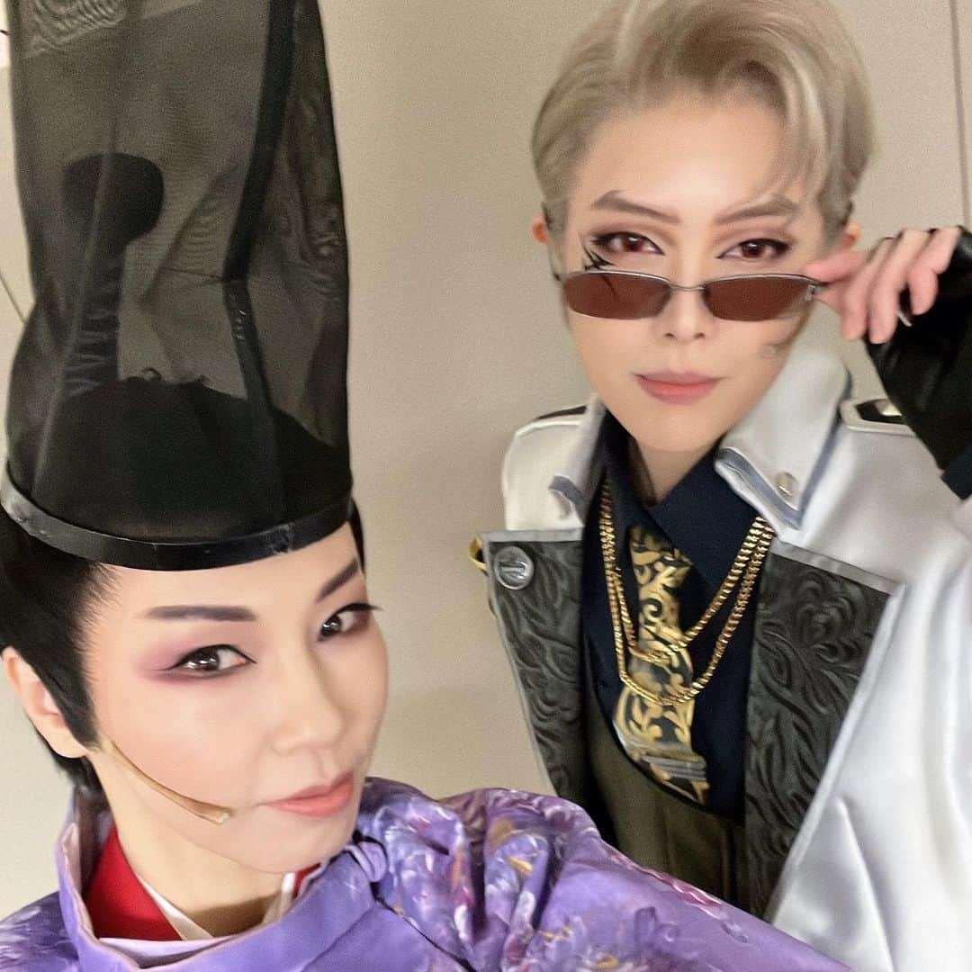 瀬戸かずやさんのインスタグラム写真 - (瀬戸かずやInstagram)「舞台『刀剣乱舞』禺伝 矛盾源氏物語 千秋楽から1週間経ってしまいました、、 昨年からこの舞台のために駆け抜けてきたので 何だかふわふわした毎日を過ごしています。。 が、身体は正直で笑 色々頑張ってきたもんな、、とのことで、 あちこちメンテナンスをしながらも元気に過ごしています！ ⁡ ⁡ 思い出投稿① 今回は刀剣男士のみなさまと✨ ⁡ ほとんど皆さん顔見知りでしたが、 同じ時期に宝塚に在籍していたとはいえ、組が違うと一緒に芝居したり、長く共に過ごすことはなかったので、こんなにも濃い時間を一緒に過ごせて、作品を作ることができてとても嬉しかったです！ ⁡ ◉歌仙兼定役#七海ひろき さんの温かくて優しいお人柄がこのカンパニーの座長としていてくださるだけで安心しました！ ラストの顔近づけてのお芝居、、毎日心が震えました！昨年に引き続き、またひとつ作品を一緒に作れてとても嬉しかったです！ ⁡ ◉大倶利伽羅役#彩凪翔 さんとの刀vs扇での殺陣、、なかなかうまくいかず本当に迷惑かけました💦 鋭い眼差しと圧がものすごくて毎回ヒリヒリする思いでしたが、段々とその感覚が楽しくもなってきていました！ ⁡ ◉一文字則宗役#綾凰華 さんとの2幕でのお芝居、穏やかでありながらも、ずっしりと響くその空間は毎回良き緊張感で溢れていました。 "この先お前はどうでるーー！"の叫びがすごくて袖で聞きながら奮い立たせてもらってました！ ⁡ ◉山鳥毛役#麻央侑希 さんはスタイルお化けでしたね笑クールだけど鋭いお頭。ラストの殺陣のパワー凄かったので、負けじとパワー炸裂させてもらってました！ ⁡ ◉姫鶴一文字役#澄輝さやと さんの涼やかでいながらも内に熱いもの秘めてる感がすごく好きでした！努力家の塊の様な姿を見て私も頑張らないと！と力をもらってました！ ⁡ ◉南泉一文字役#汐月しゅう さんとこうして初舞台ぶりに同じ舞台に立てて嬉しすぎました！ こんなにがっつり同期とお仕事出来るなんてなかなかないので、お互いに甘えてお世話して、ただただ毎日楽しすぎた！にゃんせんのツッコミと爪研ぎが大好き！ ⁡ ⁡ 本当に本当にありがとうございました！！ 共に戦いぬき、濃い時間を過ごせたことは 一生忘れないです！！ ⁡ ⁡ あきら ⁡ ⁡ #舞台刀剣乱舞 #禺伝矛盾源氏物語 #ありがとう #刀ステ✨✨」2月27日 19時59分 - kazuya.seto_akira