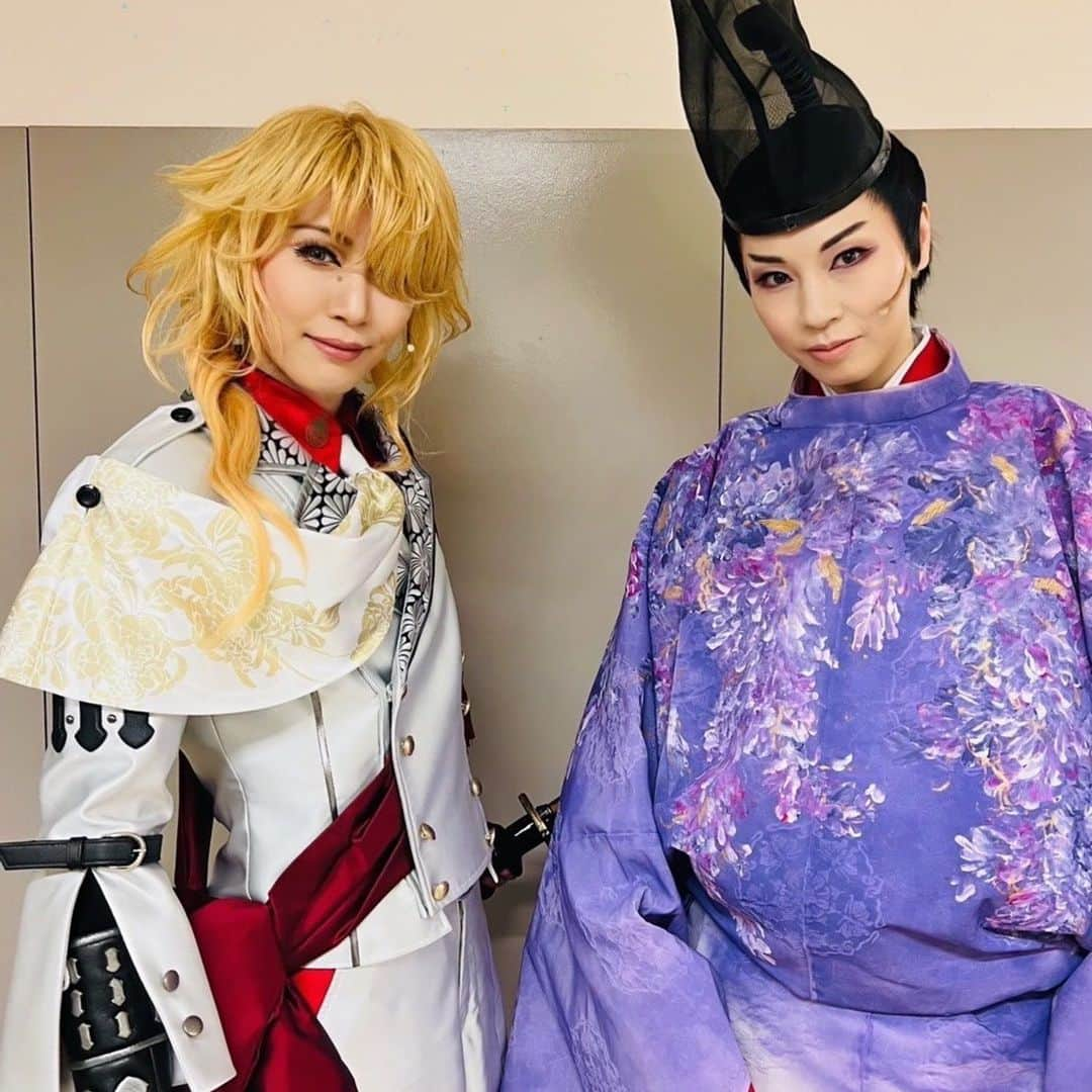 瀬戸かずやさんのインスタグラム写真 - (瀬戸かずやInstagram)「舞台『刀剣乱舞』禺伝 矛盾源氏物語 千秋楽から1週間経ってしまいました、、 昨年からこの舞台のために駆け抜けてきたので 何だかふわふわした毎日を過ごしています。。 が、身体は正直で笑 色々頑張ってきたもんな、、とのことで、 あちこちメンテナンスをしながらも元気に過ごしています！ ⁡ ⁡ 思い出投稿① 今回は刀剣男士のみなさまと✨ ⁡ ほとんど皆さん顔見知りでしたが、 同じ時期に宝塚に在籍していたとはいえ、組が違うと一緒に芝居したり、長く共に過ごすことはなかったので、こんなにも濃い時間を一緒に過ごせて、作品を作ることができてとても嬉しかったです！ ⁡ ◉歌仙兼定役#七海ひろき さんの温かくて優しいお人柄がこのカンパニーの座長としていてくださるだけで安心しました！ ラストの顔近づけてのお芝居、、毎日心が震えました！昨年に引き続き、またひとつ作品を一緒に作れてとても嬉しかったです！ ⁡ ◉大倶利伽羅役#彩凪翔 さんとの刀vs扇での殺陣、、なかなかうまくいかず本当に迷惑かけました💦 鋭い眼差しと圧がものすごくて毎回ヒリヒリする思いでしたが、段々とその感覚が楽しくもなってきていました！ ⁡ ◉一文字則宗役#綾凰華 さんとの2幕でのお芝居、穏やかでありながらも、ずっしりと響くその空間は毎回良き緊張感で溢れていました。 "この先お前はどうでるーー！"の叫びがすごくて袖で聞きながら奮い立たせてもらってました！ ⁡ ◉山鳥毛役#麻央侑希 さんはスタイルお化けでしたね笑クールだけど鋭いお頭。ラストの殺陣のパワー凄かったので、負けじとパワー炸裂させてもらってました！ ⁡ ◉姫鶴一文字役#澄輝さやと さんの涼やかでいながらも内に熱いもの秘めてる感がすごく好きでした！努力家の塊の様な姿を見て私も頑張らないと！と力をもらってました！ ⁡ ◉南泉一文字役#汐月しゅう さんとこうして初舞台ぶりに同じ舞台に立てて嬉しすぎました！ こんなにがっつり同期とお仕事出来るなんてなかなかないので、お互いに甘えてお世話して、ただただ毎日楽しすぎた！にゃんせんのツッコミと爪研ぎが大好き！ ⁡ ⁡ 本当に本当にありがとうございました！！ 共に戦いぬき、濃い時間を過ごせたことは 一生忘れないです！！ ⁡ ⁡ あきら ⁡ ⁡ #舞台刀剣乱舞 #禺伝矛盾源氏物語 #ありがとう #刀ステ✨✨」2月27日 19時59分 - kazuya.seto_akira