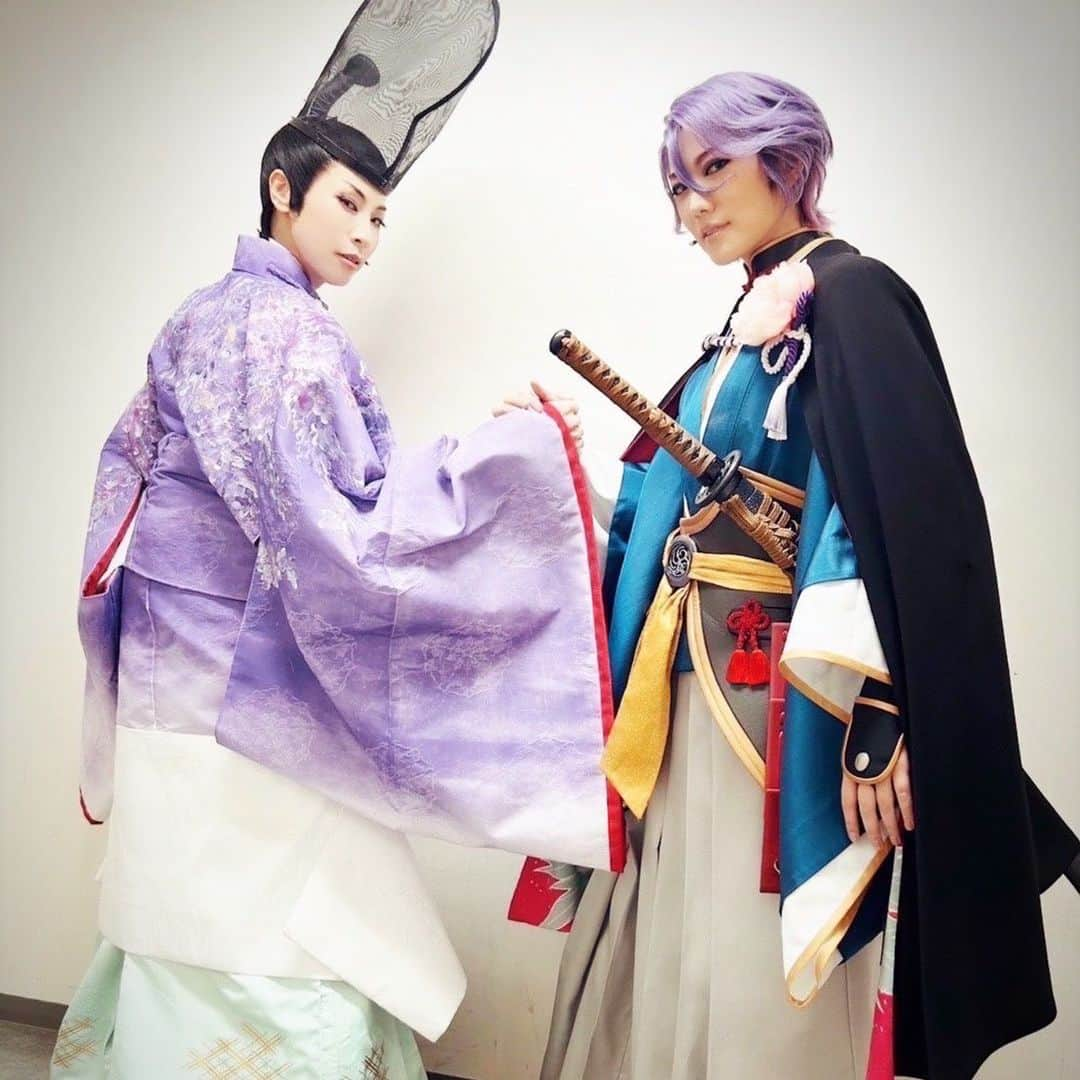 瀬戸かずやさんのインスタグラム写真 - (瀬戸かずやInstagram)「舞台『刀剣乱舞』禺伝 矛盾源氏物語 千秋楽から1週間経ってしまいました、、 昨年からこの舞台のために駆け抜けてきたので 何だかふわふわした毎日を過ごしています。。 が、身体は正直で笑 色々頑張ってきたもんな、、とのことで、 あちこちメンテナンスをしながらも元気に過ごしています！ ⁡ ⁡ 思い出投稿① 今回は刀剣男士のみなさまと✨ ⁡ ほとんど皆さん顔見知りでしたが、 同じ時期に宝塚に在籍していたとはいえ、組が違うと一緒に芝居したり、長く共に過ごすことはなかったので、こんなにも濃い時間を一緒に過ごせて、作品を作ることができてとても嬉しかったです！ ⁡ ◉歌仙兼定役#七海ひろき さんの温かくて優しいお人柄がこのカンパニーの座長としていてくださるだけで安心しました！ ラストの顔近づけてのお芝居、、毎日心が震えました！昨年に引き続き、またひとつ作品を一緒に作れてとても嬉しかったです！ ⁡ ◉大倶利伽羅役#彩凪翔 さんとの刀vs扇での殺陣、、なかなかうまくいかず本当に迷惑かけました💦 鋭い眼差しと圧がものすごくて毎回ヒリヒリする思いでしたが、段々とその感覚が楽しくもなってきていました！ ⁡ ◉一文字則宗役#綾凰華 さんとの2幕でのお芝居、穏やかでありながらも、ずっしりと響くその空間は毎回良き緊張感で溢れていました。 "この先お前はどうでるーー！"の叫びがすごくて袖で聞きながら奮い立たせてもらってました！ ⁡ ◉山鳥毛役#麻央侑希 さんはスタイルお化けでしたね笑クールだけど鋭いお頭。ラストの殺陣のパワー凄かったので、負けじとパワー炸裂させてもらってました！ ⁡ ◉姫鶴一文字役#澄輝さやと さんの涼やかでいながらも内に熱いもの秘めてる感がすごく好きでした！努力家の塊の様な姿を見て私も頑張らないと！と力をもらってました！ ⁡ ◉南泉一文字役#汐月しゅう さんとこうして初舞台ぶりに同じ舞台に立てて嬉しすぎました！ こんなにがっつり同期とお仕事出来るなんてなかなかないので、お互いに甘えてお世話して、ただただ毎日楽しすぎた！にゃんせんのツッコミと爪研ぎが大好き！ ⁡ ⁡ 本当に本当にありがとうございました！！ 共に戦いぬき、濃い時間を過ごせたことは 一生忘れないです！！ ⁡ ⁡ あきら ⁡ ⁡ #舞台刀剣乱舞 #禺伝矛盾源氏物語 #ありがとう #刀ステ✨✨」2月27日 19時59分 - kazuya.seto_akira