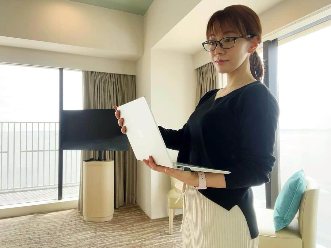 のインスタグラム：「💻 * 先日のワーケーション。 * 場所は 取材やヨガのイベントでお世話になって以来 よくお邪魔させてもらっている 『東京ベイ東急ホテル』です。 @tokyobaytokyuhotel  * 今回泊まったのは ロケーションが最高すぎる コーナールーム。 * 海に面した広いバルコニー もう一面の窓からも海！ * ずっと部屋で原稿を書いていたのだけれど 景色が最高すぎて…^ ^ とても良い時間を過ごすことができました。 大好きな場所です。 また近々 ワーケーションしつつ 🍺も…♡ * しかし、2月が あと1日しかないことにびっくり。 * * #ワーケーション #ステイケーション #ホテル #ホテルステイ #海 #東京ベイ東急ホテル  #千葉 #新浦安 #tokyobaytokyuhotel  #hotel」