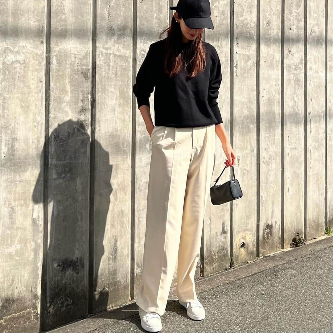 のインスタグラム：「暖かくなってきた お昼は心地いい☺️  きっとすぐ暑くなってくるんだろうけど  この暖かいくて心地よい日が長く続いてほしいな  tops. #urs bottom. #uniqlo  shoes. #adidas  . #code#ootd#outfit#fashion#コーデ#ファッション#シンプル#シンプルコーデ#モノトーン#大人カジュアル」