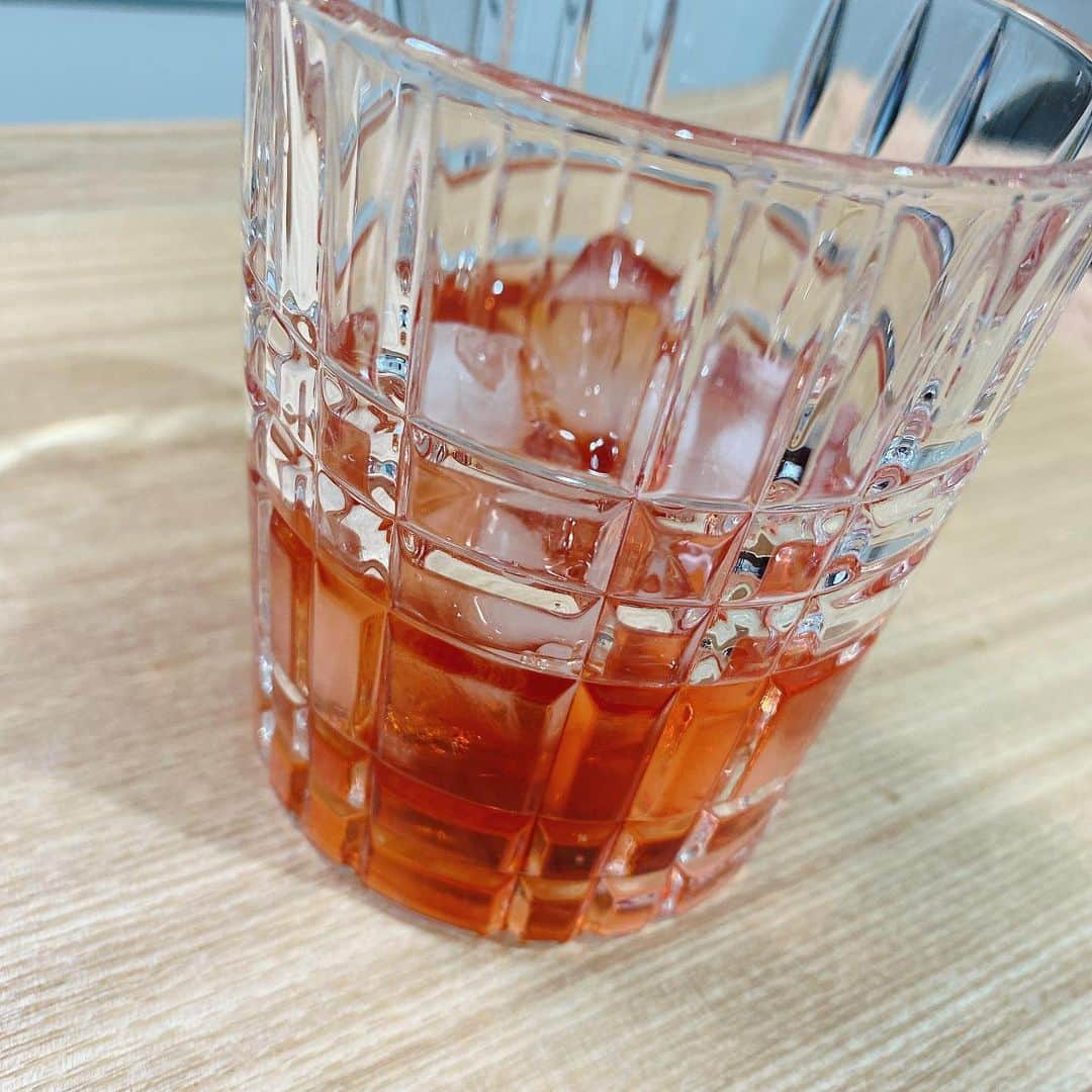 mizukiのインスタグラム：「.  最近飲んだ梅酒が 美味しすぎたのでシェア🍶  梅干し屋さんが作った梅酒で これ日本酒で作られてるの🫢 日本酒もあの京都の佐々木酒造。 芸能人の実家のお酒屋さんだから 気になる人は調べてみて🫢  自社農園で作られた樹上完熟南高梅。 希少価値の高い露茜で綺麗な赤色に💎  最初は冷やしてストレートで。 次は氷入れてロックで飲んでみた🥃  とってもこだわりが伝わってくる 上品で美味しいお酒でした✨  PR @umeyoshi.7 #紀州本庄うめよし #うめよし縁 #美味しい梅酒 #南高梅酒 #梅酒 #おうち飲み #宅飲みメニュー #本格梅酒 #日本酒 #晩酌 #宅飲み」