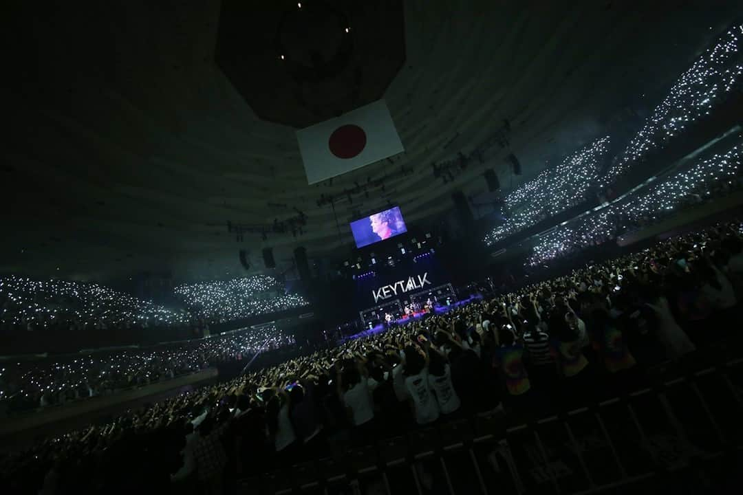 KEYTALKのインスタグラム：「3月1日の日本武道館公演！ いよいよ目前に迫ってきました🔥  そこで！みなさまのメッセージや当日の参戦装備、7年半前の武道館の思い出の写真などなど  #KEYTALK武道館 #絶対楽しい  のハッシュタグでじゃんじゃんつぶやいてください✨ 当日はみんなで盛り上がっていきましょう💥」