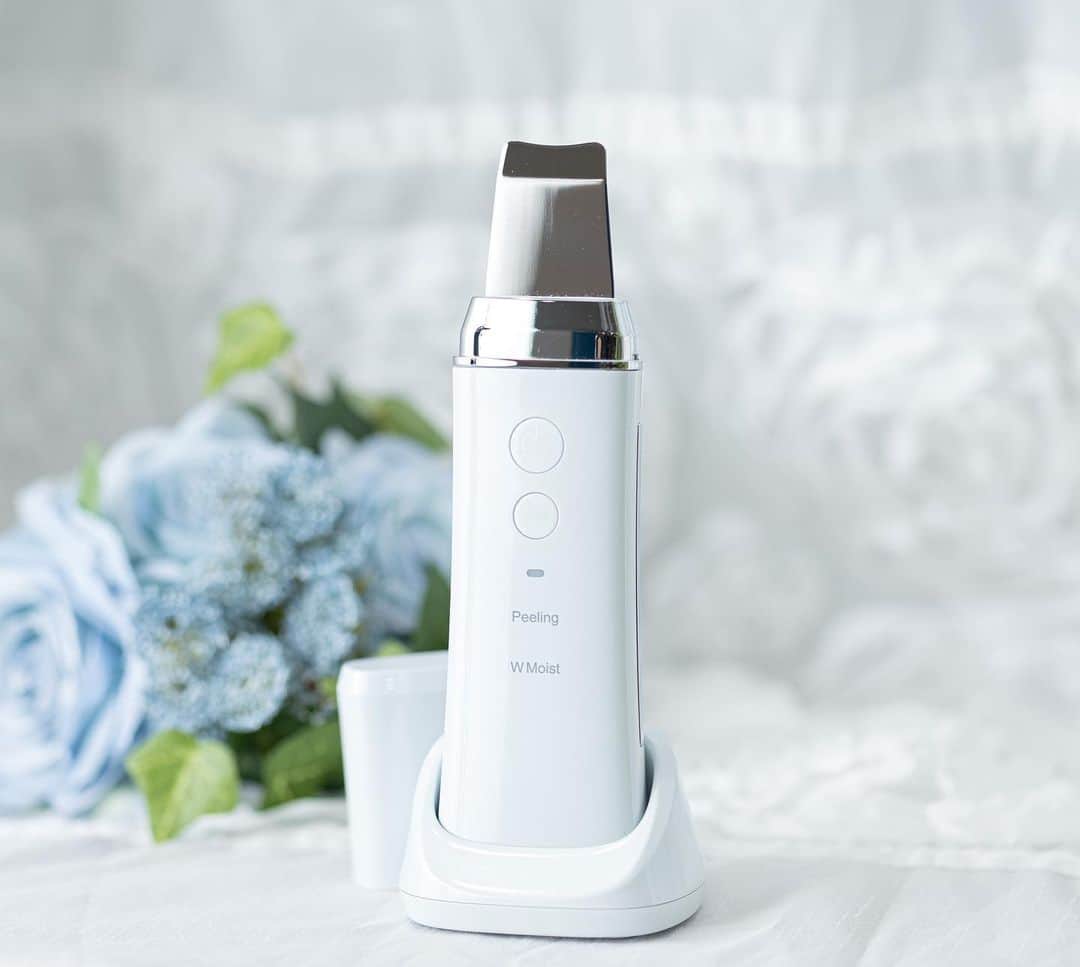 COSBEAUTY(コスビューティー)のインスタグラム：「/お肌のうるおいは足りてるかな？理想的な肌の水分量って？/  花粉やチリほこりにさらされやすい春の肌🌸🌸🌸  外的な刺激からお肌を守るために角質層の水分チャージで みずみずしい素肌へ  理想的な水分量は角質に約２０～３０％の水分が含まれています。水分があると言われている肌は４０％~５０％の水分量になります😊 測定器や水分チェッカーがなくても簡単にセルフチェック♪ ～～～♡～～～♡～～～♡～～～♡～～～♡～～～♡～～～♡ ・洗顔後　ごわつく、ザラザラ ・肌のツヤやすべすべ感がない ・頬がつっぱる ～～～♡～～～♡～～～♡～～～♡～～～♡～～～♡～～～♡ 充てはまる項目ありますか？  今　うるおっていなくでも大丈夫♡  お肌の生まれ変わりは28日（周期）で、潤いのある理想の春肌へ  果物や野菜から摂取する水分とお水を飲みながら身体の内側と素肌からWケア❣️  是非スキンケアに【イオン誘導】を週1回～2回　取り入れてみて下さいね🌸  💫💫💫💫💫 アクリアルピーリング1.0スペシャルセット　楽天・アマゾン公式通販好評発売中です♪  ・アクリアルピーリング1.0 1台　+　医薬部外品ホワイトマスク1箱  #cosbeauty #コスビューティー #アクリアルピーリング#美顔器 #ピーリング #月曜日 #美容 #beaty #楽天 #amazon」