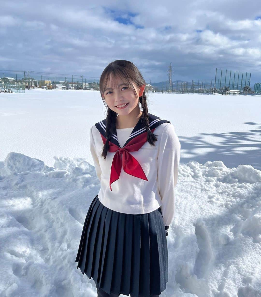 蓬莱舞さんのインスタグラム写真 - (蓬莱舞Instagram)「#オフショット   後ろは全部学校のグラウンドらしいです。 私の学校の倍以上広そうでびっくり😳  #ヤングジャンプ  #表紙  #巻頭  #グラビア  #制コレ22  #グランプリ  #高校生  #集英社  #セーラー服  #制服  #北海道  #雪」2月27日 20時10分 - horai_libera_official