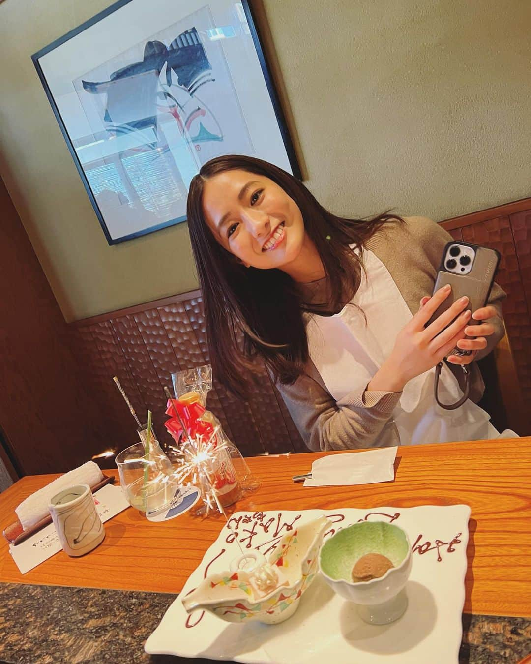 田村真子のインスタグラム：「少し前の2月3日に27歳になりました☃️ みなさんに祝ってもらっていたらあっという間に1ヶ月が過ぎようとしていて慌てて更新、、笑 友人やラヴィットファミリーの皆さんにもたくさんお祝いをいただき、視聴者の皆さんからもメッセージやお手紙、小さなお友達からも可愛いイラストやメッセージをいただいて本当に素敵な方々に支えられて幸せな27歳のスタートをきれました✨🥹 さっそく新たな挑戦もさせてもらったりと忙しく充実した毎日を送っております！ これからも皆さんよろしくお願いします😊  1.2枚目は大好きなちーちゃんと❤️ 3枚目はいつも一緒の同期🤣 4枚目はお会いしたかった素敵な三上さん✨と後輩夏子ちゃん😊 5枚目は大学時代からの大事な友人と🌸」