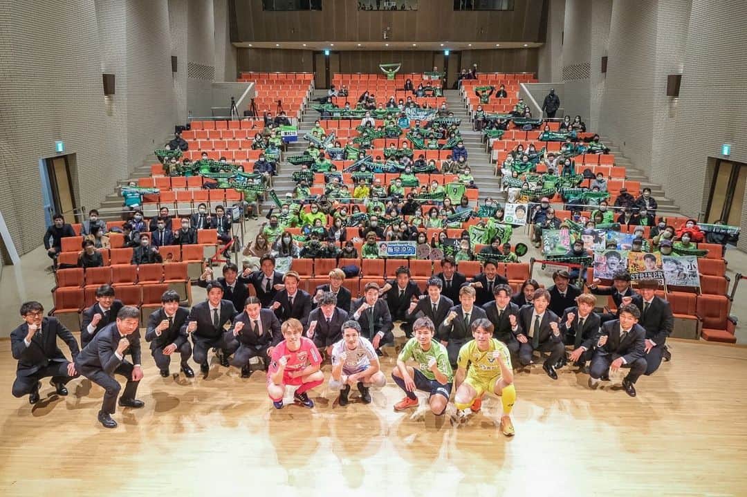 澤上竜二さんのインスタグラム写真 - (澤上竜二Instagram)「今週開幕！ 9番のユニフォームきてくれてる方がいて嬉しかったです。 みんなで戦いましょう。  #ガイナーレ鳥取#米子#鳥取#必勝祈願#出陣式#J3#開幕」2月27日 20時18分 - sawakami.ryuji