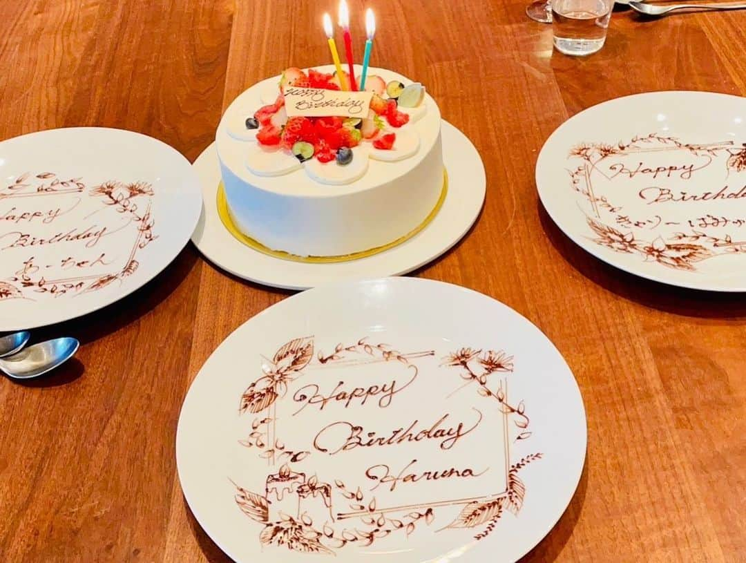 近藤春菜さんのインスタグラム写真 - (近藤春菜Instagram)「※ お誕生日投稿まだまだ続きます☻  あ〜ちゃんときゃりーちゃんのサプライズ誕生日会をやろうとしたら、 ナヲさんが、わたしにもサプライズを仕掛けてくれた愛に溢れまくった日♡♡♡ ありがとうございました！  #ハッピーバースデーって歌って #あ〜ちゃんのプレートきて #きゃりーちゃんのプレートきて #最後わたしにまで #手書きプレートすごすぎ #プレートの名前ひとりローマ字筆記体でかっこE #鳥羽シェフのお店 #今まで食べたことのない #新しいおいしさで感動 #美味すぎて大きい声出したかったけど #ひとつ大人になったから堪えました」2月27日 20時19分 - harisenbon_haruna