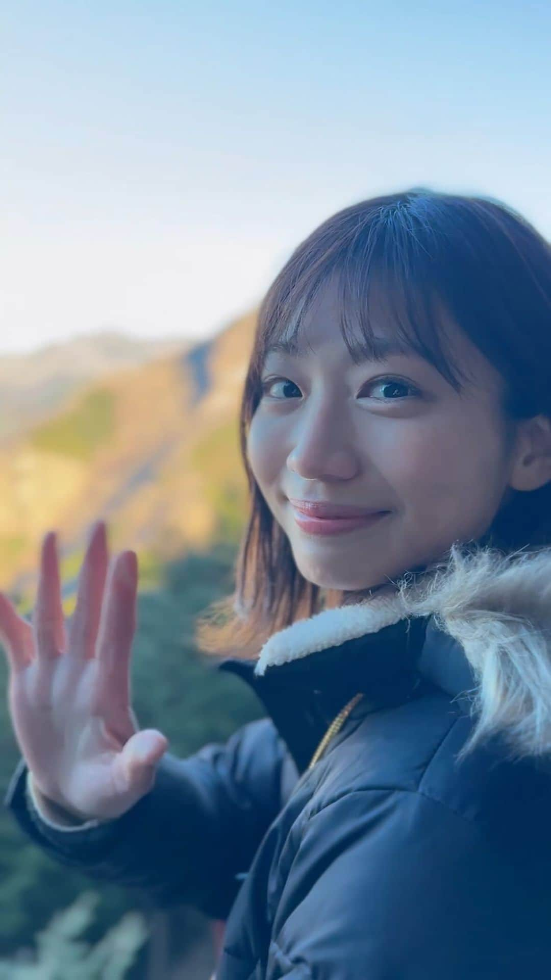 村上奈菜のインスタグラム：「6年ぶりの三峯神社⛩✨ やっぱりパワーがすごい！！☺︎ 鳥居をくぐると空気が変わるのを全身で感じる☺️ 家族でご祈祷もして頂けて良かった🙏♡  長旅だったので運転交代しながら到着🚙⛰ お店に売ってた秩父名物の「みそぽてと」が 美味しかったよ〜☺︎✨  #三峯神社 #秩父 #パワースポット #神社 #神社巡り #ドライブ #リール」