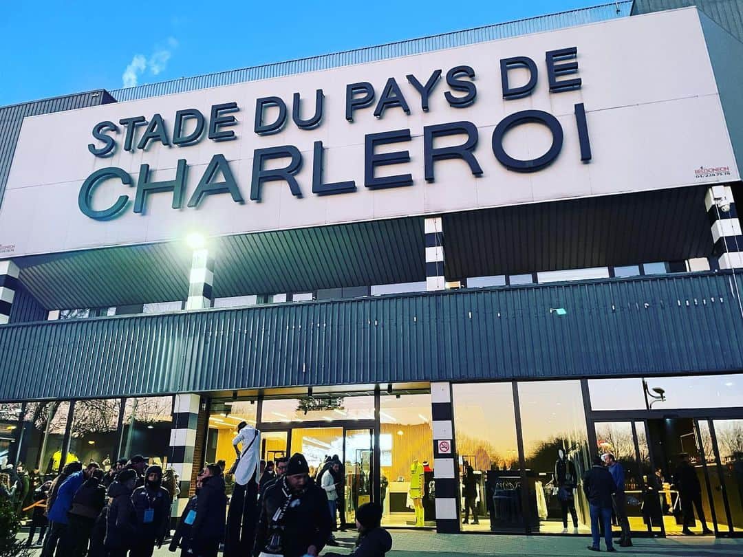 楽山孝志のインスタグラム：「ベルギー1部リーグ シャルルロワSCvsシント=トロイデンVV #サッカー #football  #belgium  #ベルギー  #足球  #シャルルロワ🇧🇪  #charleroi  #シントトロイデン  #sinttruiden」