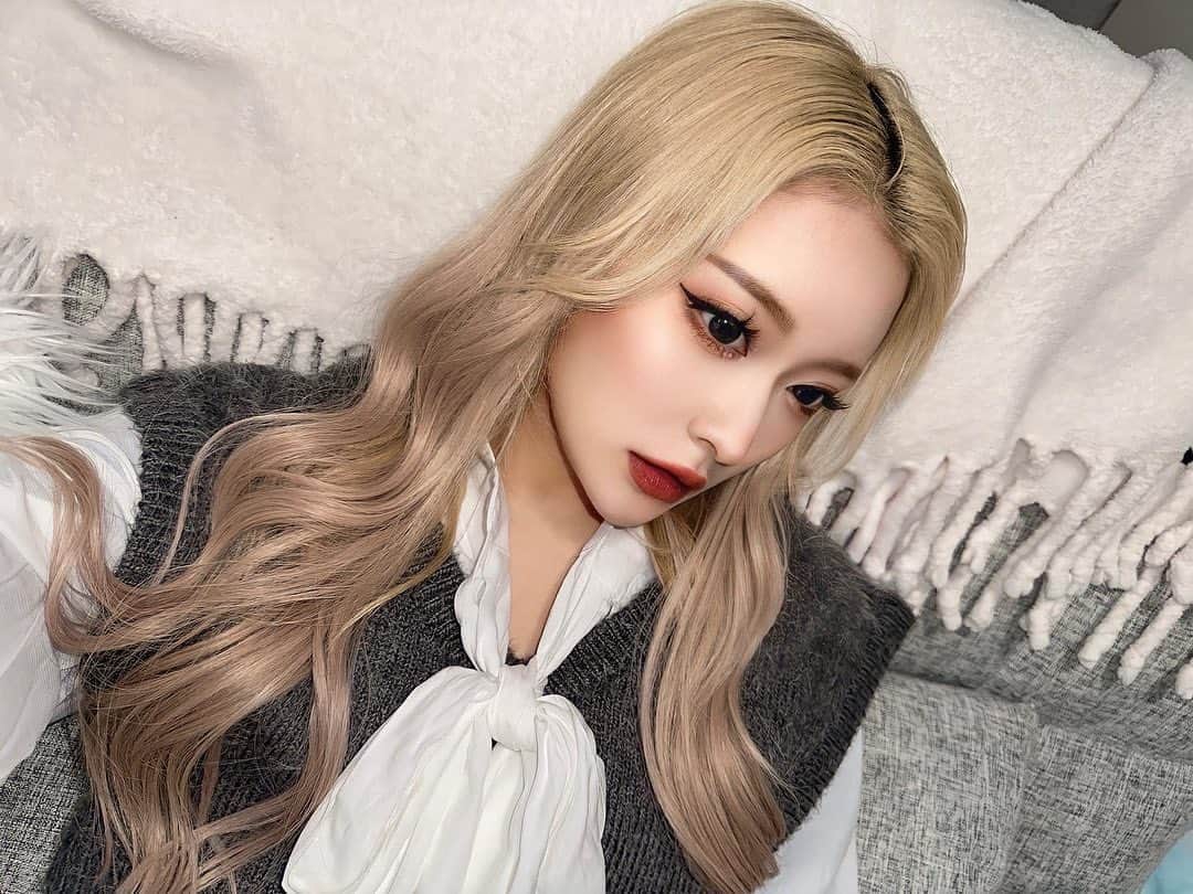 石川千裕（ちぴたん）のインスタグラム：「🧸♥️ さいきんの目です。 つけまはつーちゃん2番を最近は目頭きって外めにつけてます。 からこんはみんからのMimiぶらうんです。 下まつ毛が生えてくれなくて困ってます。  ねむい。 ・ #셀카 #셀스타그램 #팔로우 #얼스타그램 #nuts #gal #makeup #nails  #ootd #likeit #liketime #model #shooting  #selca #selflove #selfie #fashion」