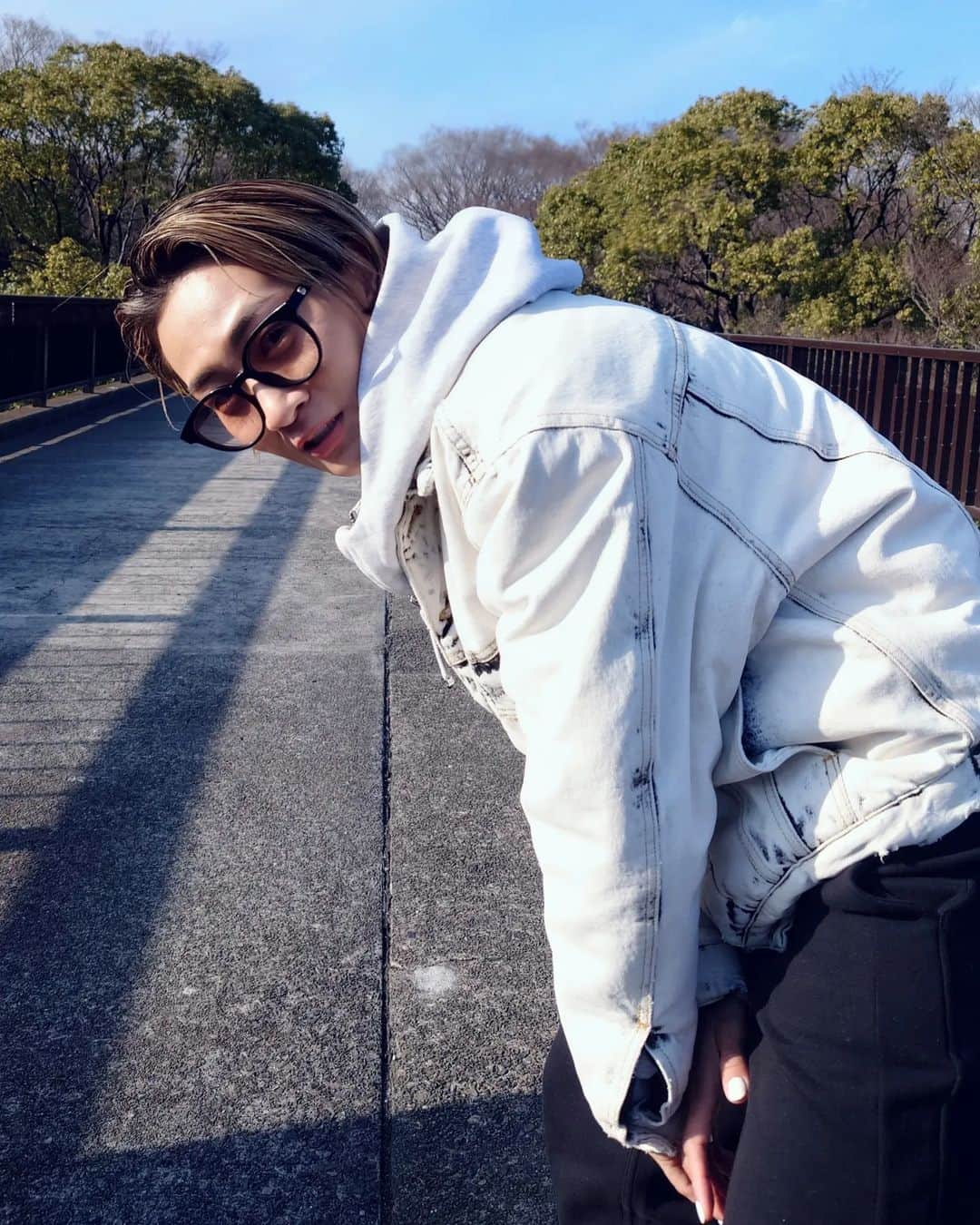 REGSTYLEのインスタグラム：「🩵🩶🩵🩶🩵🩶🩵🩶🩵🩶🩵🩶 "瞳に、ズバピタ。" ふとした表情も逃さない📸🔥 仲のいい後輩と公園をブラリ🚶いいChill timeだった😁 だいぶ暖かくなってきたから春服でも色々撮影したいな📱🌸  #Xperia #Xperiaアンバサダー #Xperia5IV #pr」