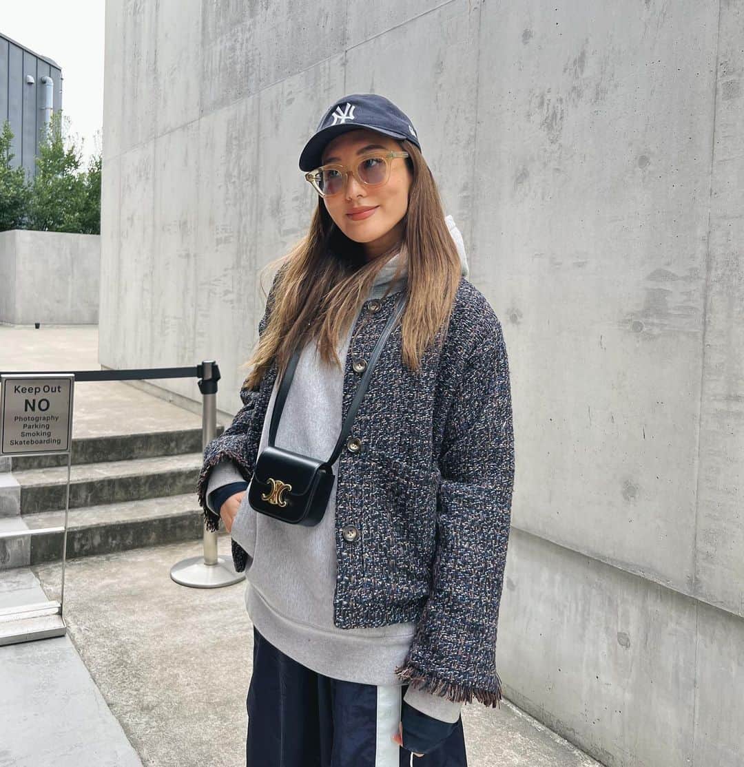 小竹麻美さんのインスタグラム写真 - (小竹麻美Instagram)「ハルフク🌸オーダーしていた子たちが続々届いています🌸 流行りのツイードジャケットとラインジャージもげっと〜✌🏼 毎日のようにかけてるサングラスは我慢できずに今日2色め買っちゃった💕はやくかけたい〜😎  outer @akte_official  parka @supremenewyork  pants @prankproject_official  shoes @uggjapan  cap @newerajapan  sunglasse @ayame_id  bag @celine」2月27日 20時48分 - asamikotake