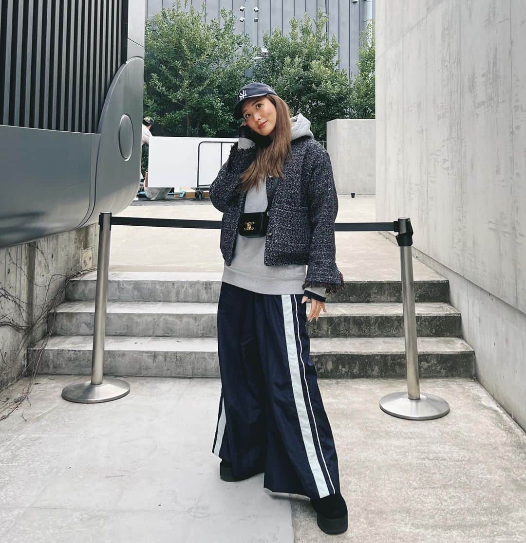 小竹麻美のインスタグラム：「ハルフク🌸オーダーしていた子たちが続々届いています🌸 流行りのツイードジャケットとラインジャージもげっと〜✌🏼 毎日のようにかけてるサングラスは我慢できずに今日2色め買っちゃった💕はやくかけたい〜😎  outer @akte_official  parka @supremenewyork  pants @prankproject_official  shoes @uggjapan  cap @newerajapan  sunglasse @ayame_id  bag @celine」