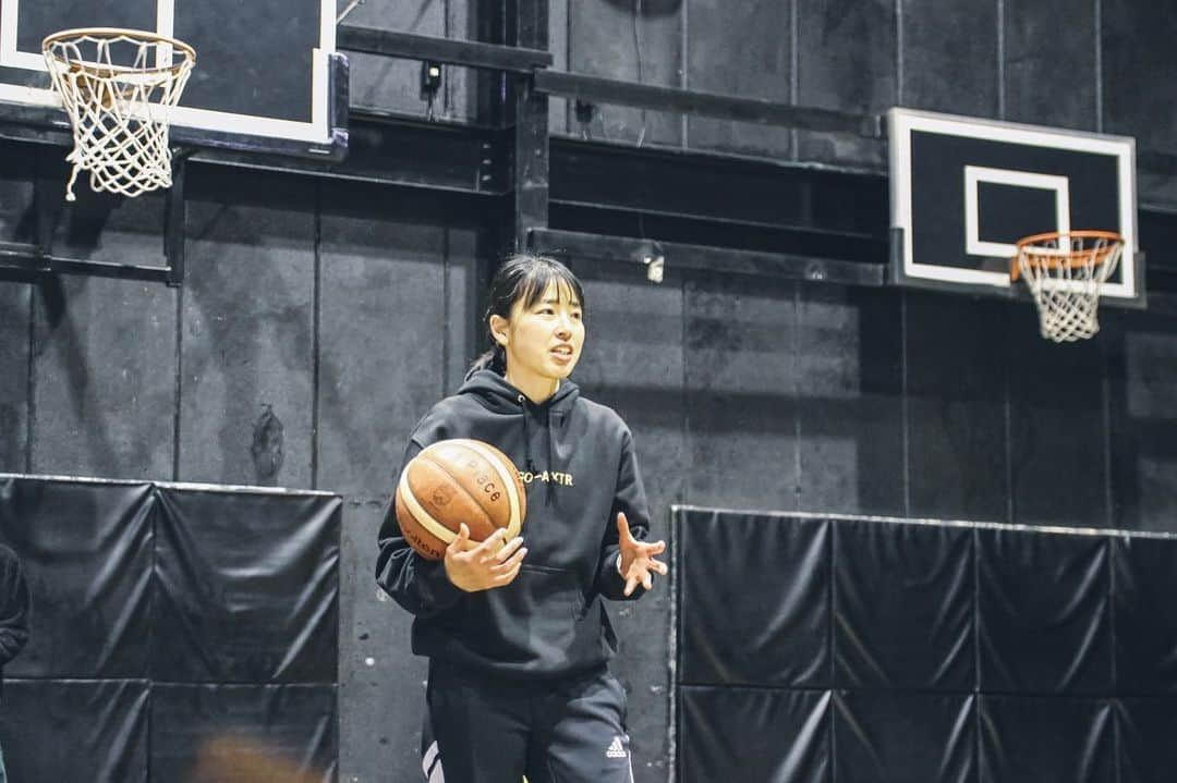 三好南穂のインスタグラム：「🏀KAGO大阪クリニック🏀  先日、KAGO大阪で、 シュートのところをメインとしたクリニックを行わせていただきました。  楽しかったです！ ありがとうございました😊  ミリさんとは桜花のときの先輩後輩で、今でもこうして一緒にお仕事できるの嬉しい☺️ 当日はトイさんもサポートしてくれました！ 桜花family🌸  #KAGO #KAGO大阪」