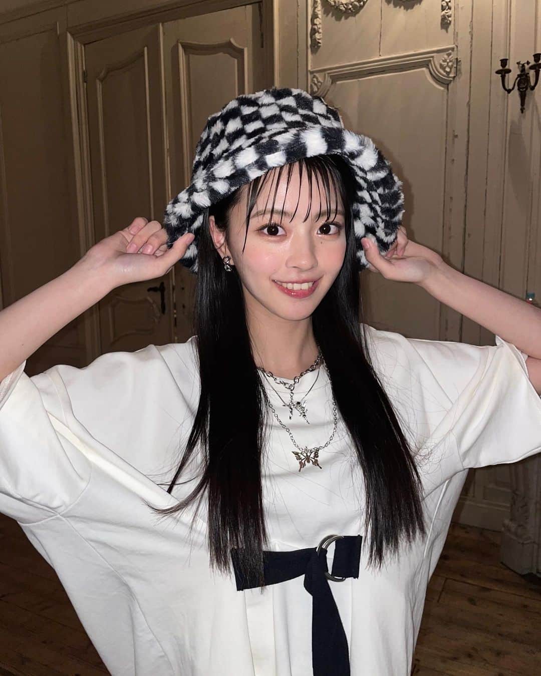 桜田彩叶のインスタグラム：「NMB48 8期研究生の 桜田彩叶です 🐇♡  本日から Instagram を開設させて頂くことになりました！  随時更新していきますので、よかったらフォロー、いいね よろしくお願いします 🌷  写真は  NMB48 4thアルバムに収録されている 新ユニット  #りぷりっぷる の  Enjoy無礼講！のMVのオフショットです ⛓👟 YouTubeにてMV公開されてますのでぜひ見てくださいね 🌟 サブスクもあります！ 初のユニット曲なのでたくさん聴いてください 🎶  🖇 https://youtu.be/OmpoQCGWZjY  🖇 Twitter：@_sakurada_ayaka   #nmb48  #mv  #りぷりっぷる  #アイドル衣装  #モノクロ ♡  #ノーマルカメラ」