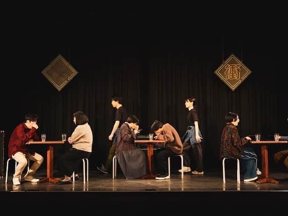 溜口佑太朗のインスタグラム：「玉田企画の玉田くんとテニスコートの神谷さんが企画して、ダウ90000の蓮見翔が作・演出した【夜衝2】が昨日無事終わりました。 2年前はコロナの影響で、千秋楽を迎える間際で途中で中止になってしまいましたが、今回は無事最後まで全員健康で客席全満員で終えることができました。 凄い人たちばっかり集まっているけど、稽古以外はメシとゴシップの話だらけでとても安心する現場でした。 なのでめちゃくちゃ楽しかったです。 皆様が配信を沢山見て感想を発信してくだされば、3の現実味も帯びてくるかもしれませんので本当に宜しくお願いします！ 配信はイープラスで！ #夜衝2」