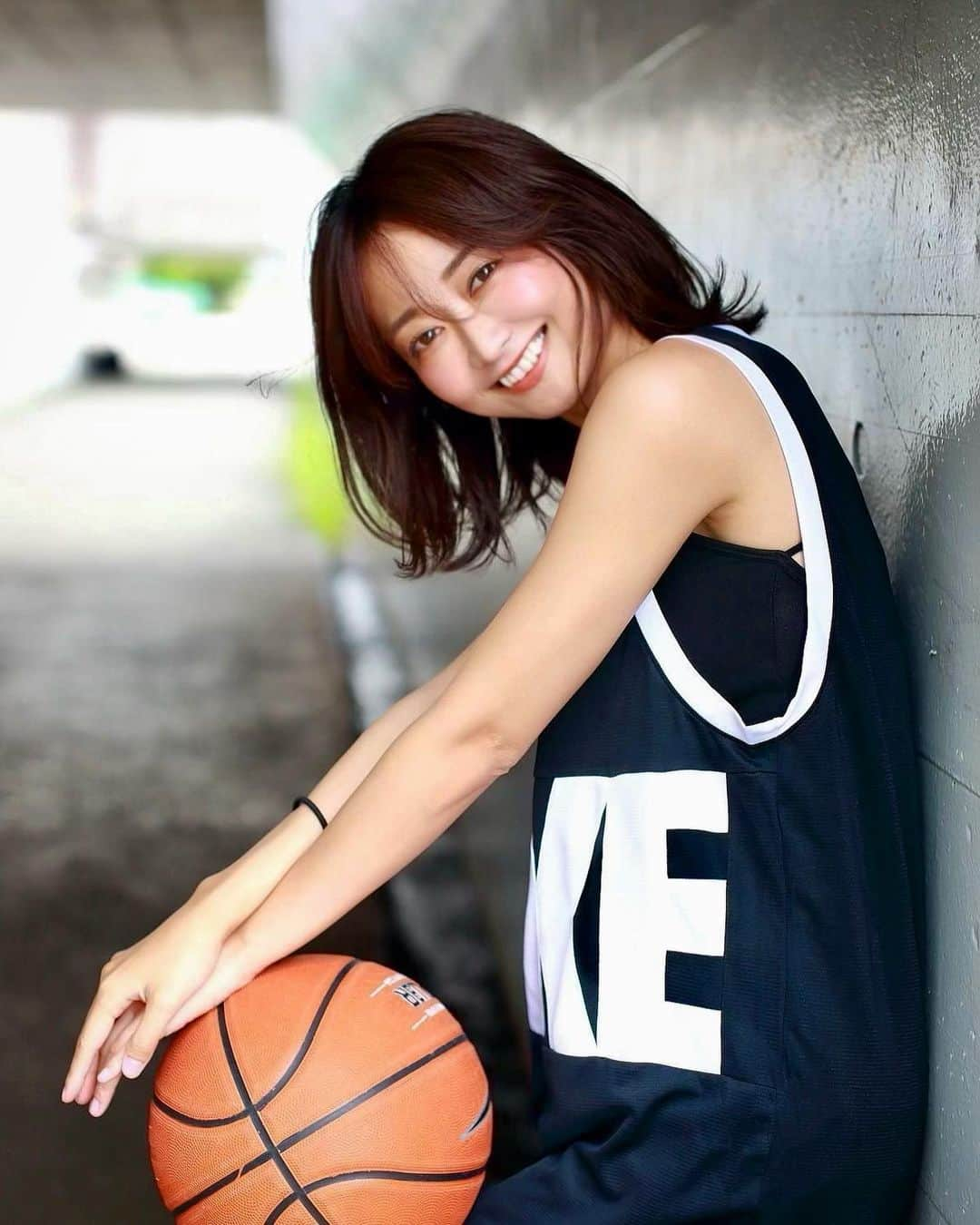 山吹香織のインスタグラム：「久々にバスケしたいな。。🏀🥺💓 スラダンの映画みて…りょーちん推しなりました笑 ・ ・ ・ 服装だけは一丁前シリーズ😂笑 ・ ・ ・ #バスケ #basketball  #体育館  #スラムダンク #slamdunk #nike #ナイキ女子 #スポーツ女子 #バスケットボール #バスケ女子  #バスケ部 なんてもう言えないレベル🤣爆 #服装だけは一丁前  #全身NIKE  #見た目とのギャップ 🤦🏾‍♀️ #bリーグ#楽しみ  #温かい目で見てください」