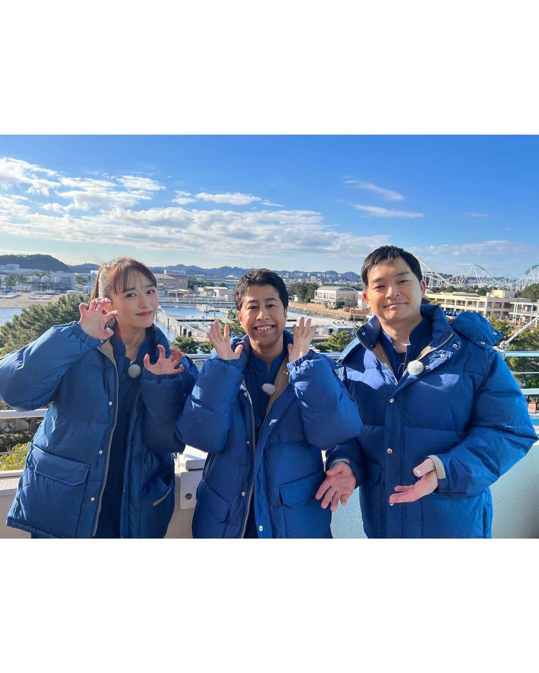 近藤千尋のインスタグラム：「ウエストランドさんと お写真撮っていただきました✌️💓📷 私たちはブルーチームでした😊  チーム岡山嬉しいなぁ🐬 明日ZOO-１グランプリみてね🥰  お天気も最高で楽しかったロケ❗️  また特番で復活してほしい！！ 大好きなZOO-1スタッフさんたちにも またご一緒できますように。。。🥺❤️  いつも楽屋に行くとグルメな差し入れが たくさんあって、、、 毎回の楽しみの一つでした😭💓  だいすき！ZOO-１グランプリ☺️🤍」