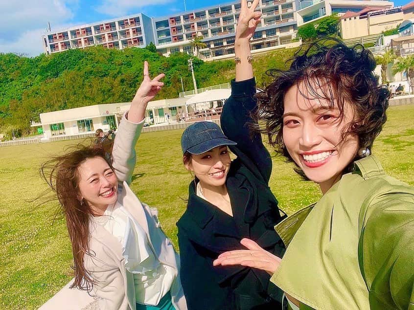 茨木菜緒のインスタグラム：「. また大好きすぎるチームで沖縄に🏝🫶🌺 . 毎回演出のセンスが凄くて面白くて楽しくて表現するのがわくわくする❤️ . 恵まれすぎてて幸せです🥹🙏💗💗 ありがとうございました🥰 . #沖縄 #那覇市 #那覇空港 #瀬長島ウミカジテラス #海 #国際通り #モデル #model #撮影 #沖縄撮影 #パイナップルジュース #オリオンビール #ステーキ #steak #美味しかった #飛行機と海が大好きな私はウミカジテラス最高でした✈️🏝🥹 #チームが落ち着きすぎて会ったらホッとする☺️ #既にみんなが恋しいです🥹💕」